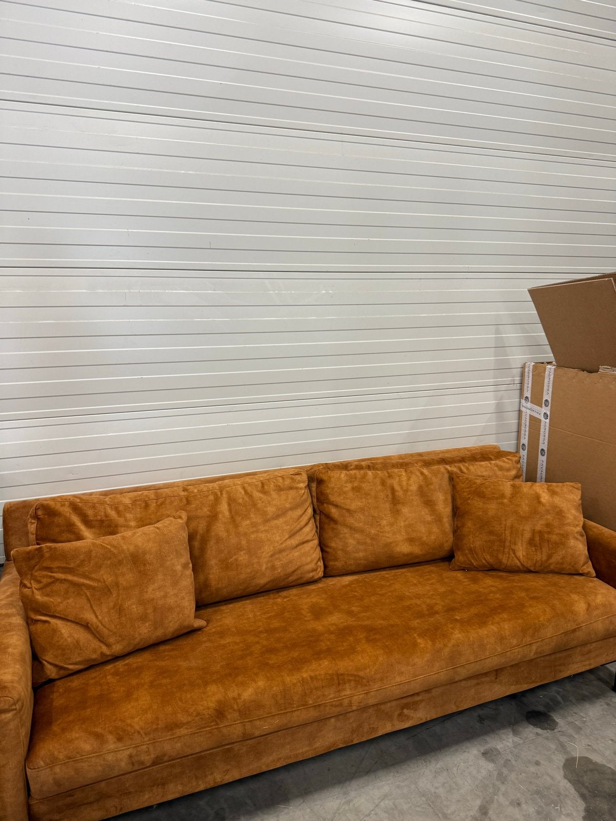Comfortabele oranje bank, Ophalen, Gebruikt, Driepersoons, 75 tot 100 cm