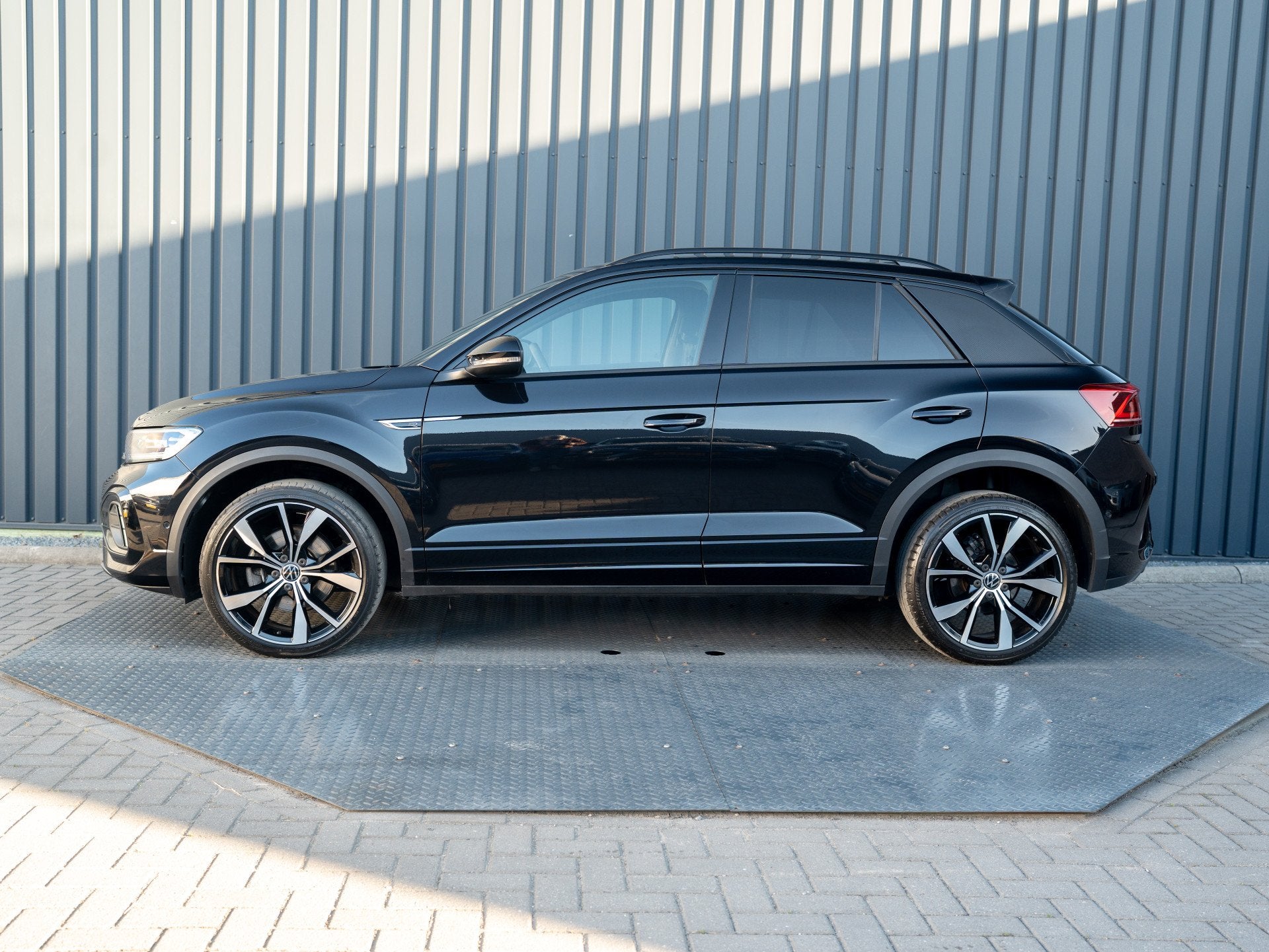 Volkswagen T-Roc 1.5 TSI R-Line Business+ | Beats | IQ Light, 1258 kg, 4 cilinders, Automatische klimaatregeling, Zwart