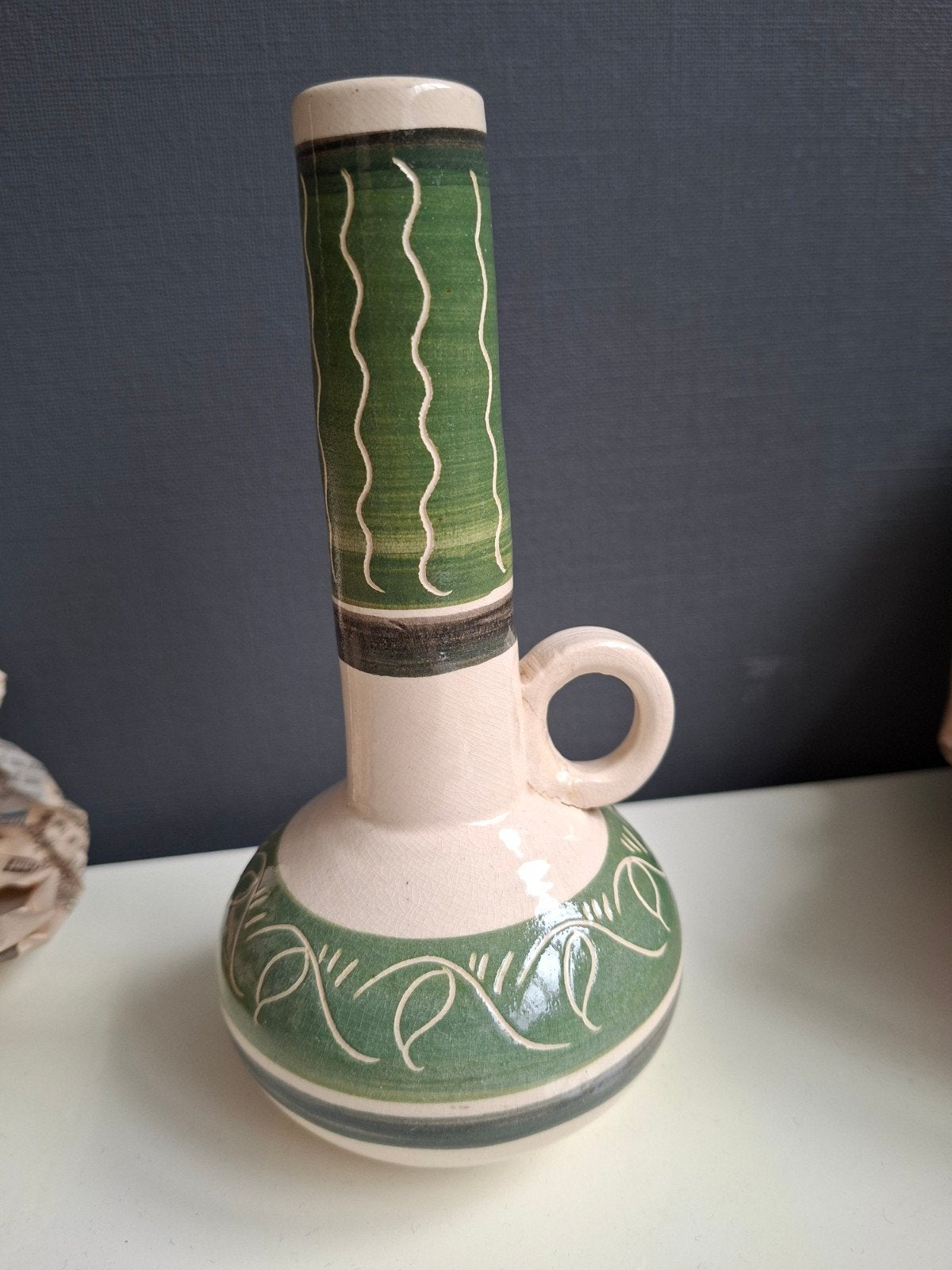 Vaasje 17 cm hoog creme/ groen., Ophalen of Verzenden