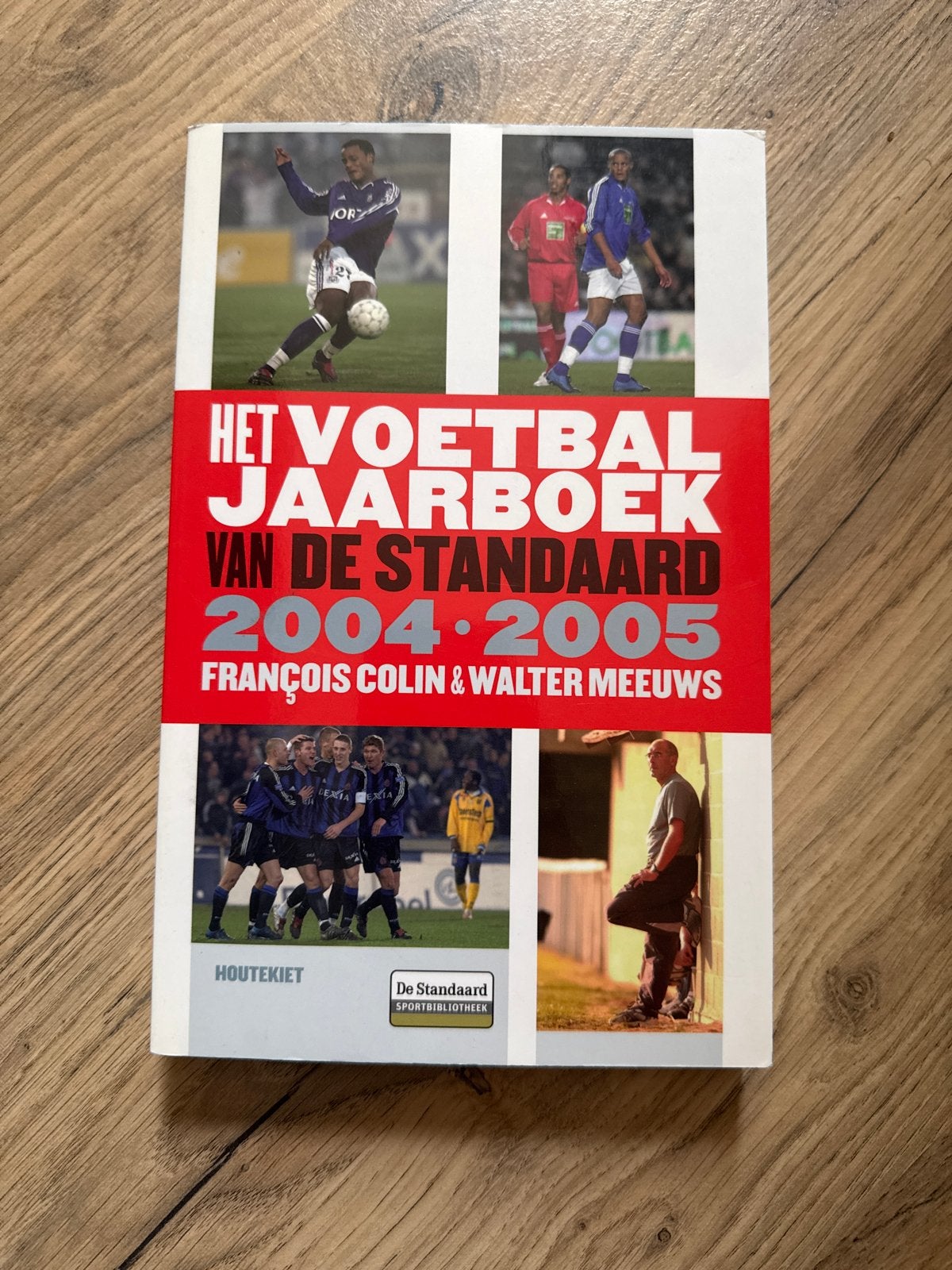 Het Voetbal Jaarboek van De Standaard 2004-2005, Ophalen of Verzenden, Gelezen, Balsport