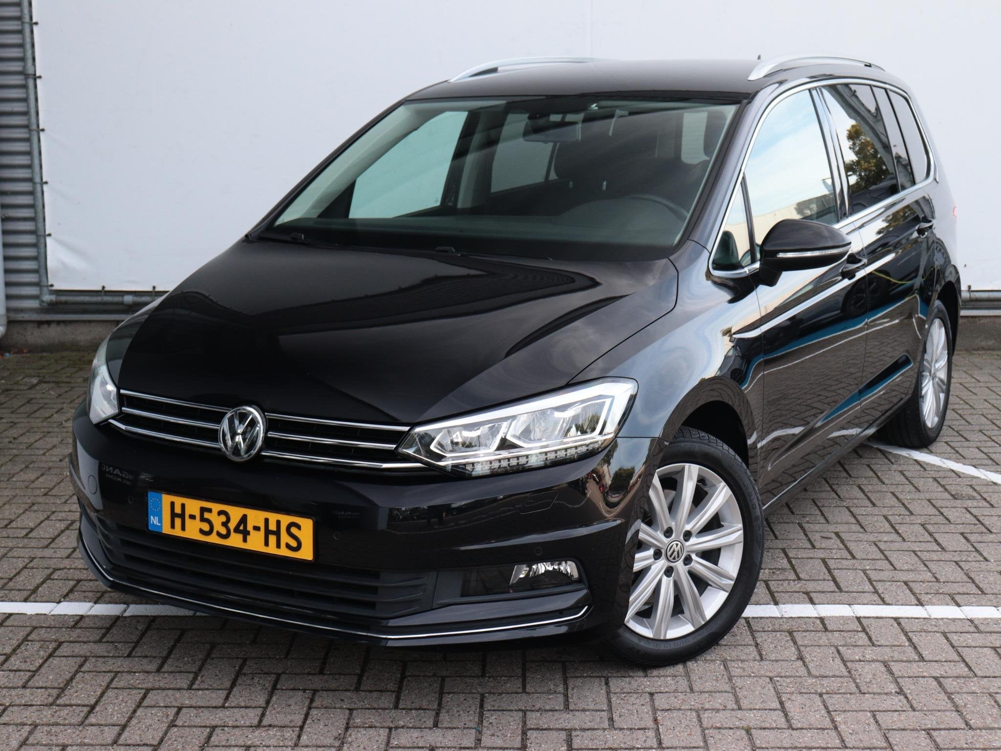 Volkswagen Touran 1.5 TSI Highline 7p | 7 Zitter | Trekhaak, 4 cilinders, 150 pk, 7 stoelen, Zwart