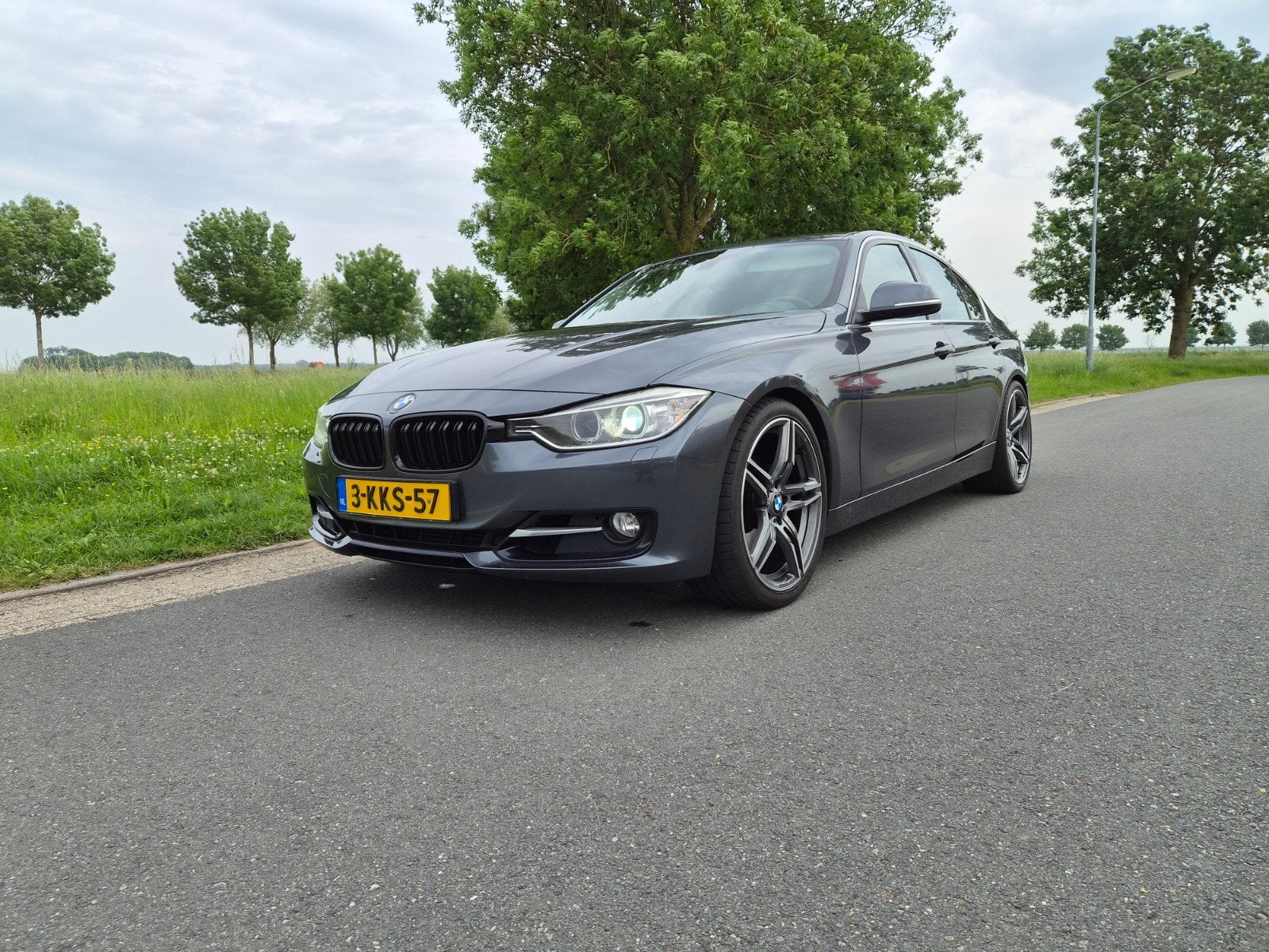 BMW 3-Serie 2.0 320i 135KW Aut8 (f30) 2013 Grijs, Auto's, 4 cilinders, Origineel Nederlands, 75 €/maand, Navigatiesysteem