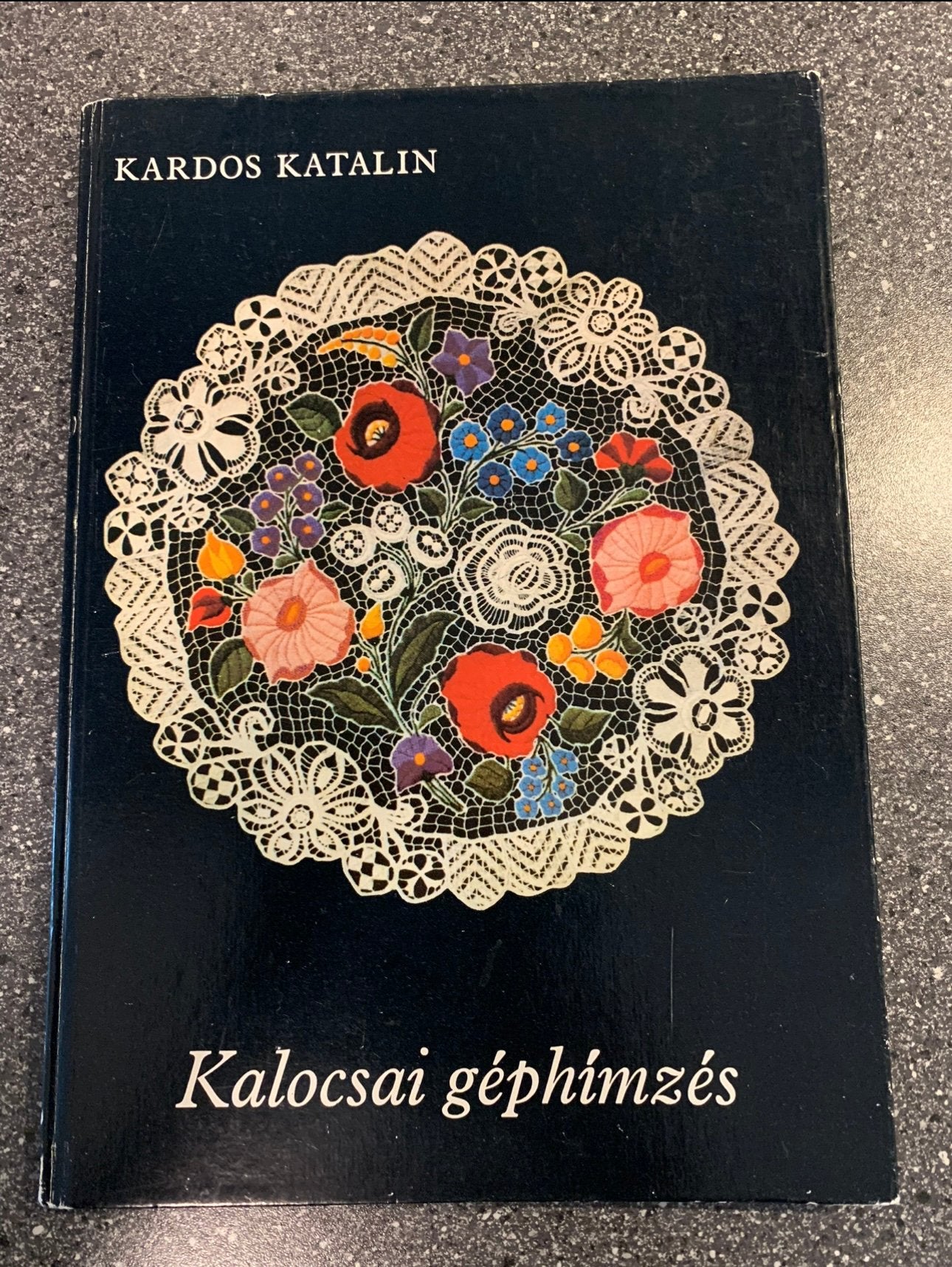 HONGAARS FOLKLORE KALOCSA BORDUURWERK, BOEK, Hobby en Vrije tijd, Ophalen of Verzenden, Gebruikt, Handborduren, Overige typen