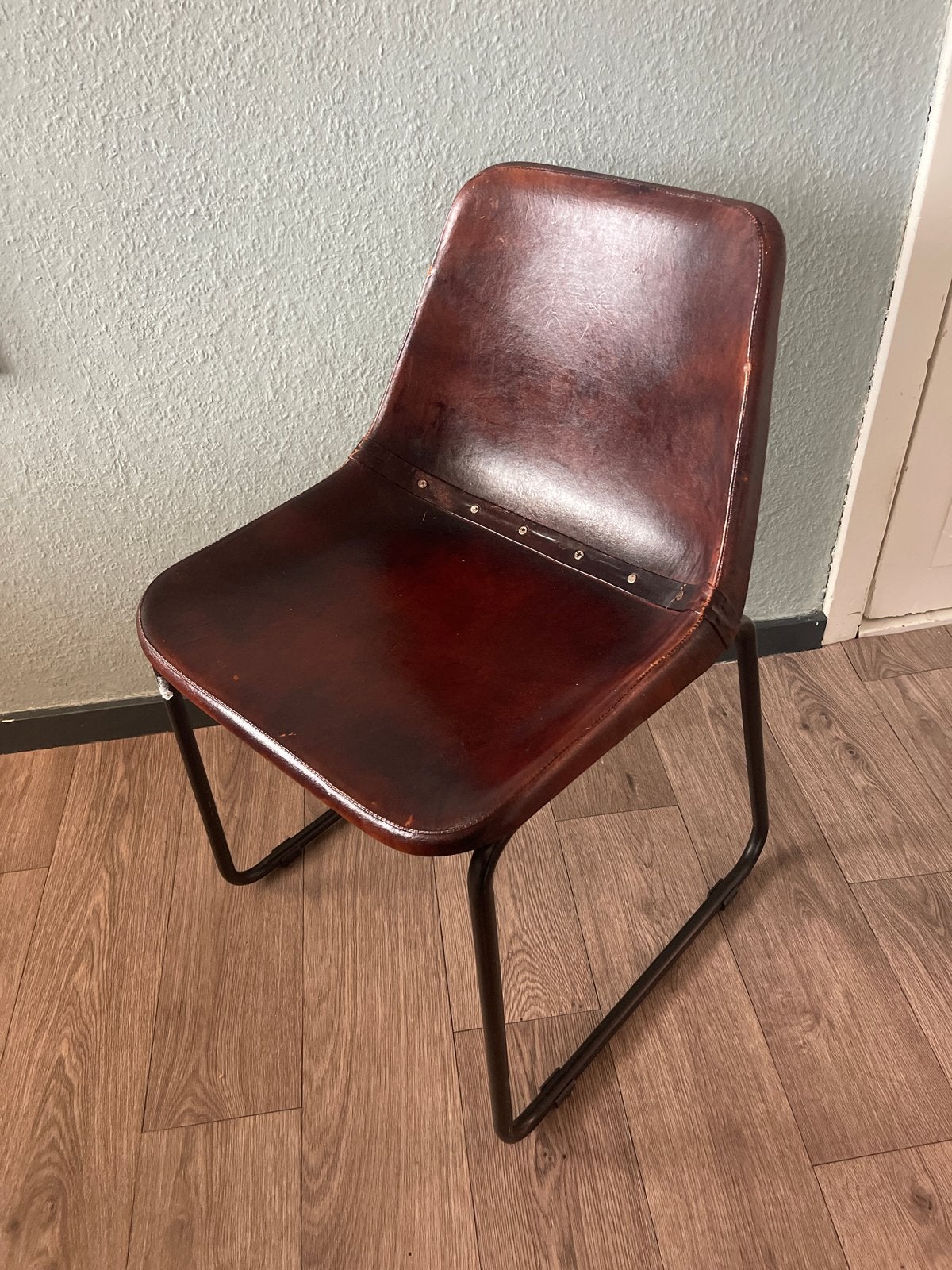 Foto 3 van Ronde eettafel met 6 vintage kuipstoelen