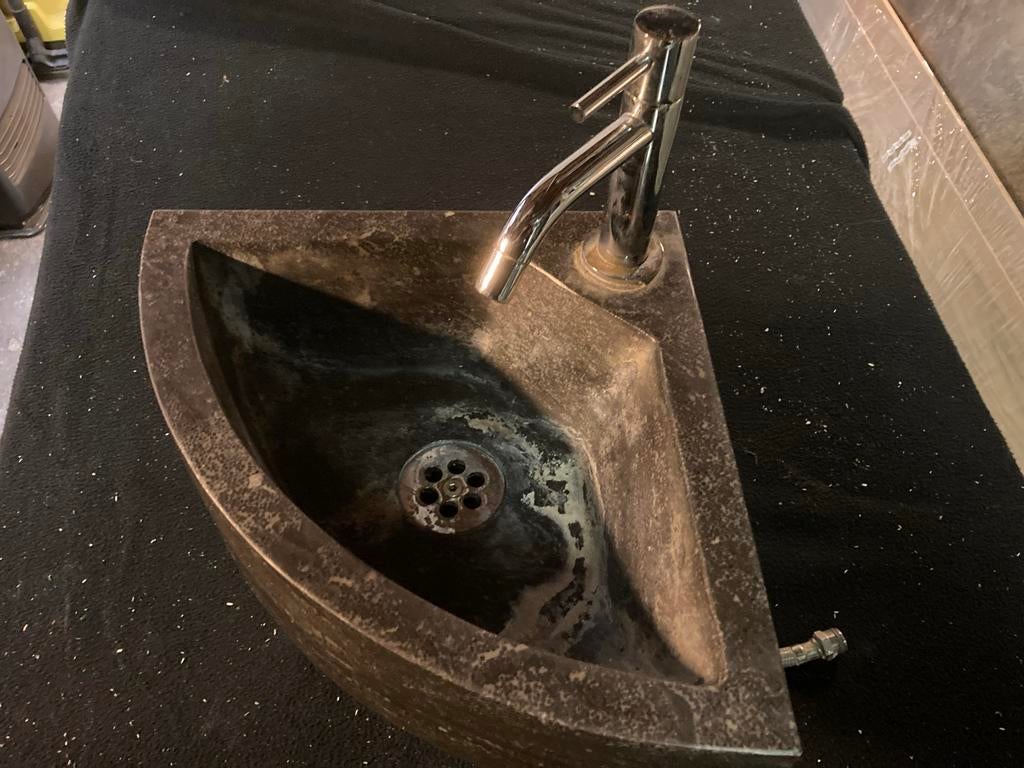 Gebruikte natuursteen toiletfontein met kraan, Ophalen, Gebruikt, Steen, Wastafel