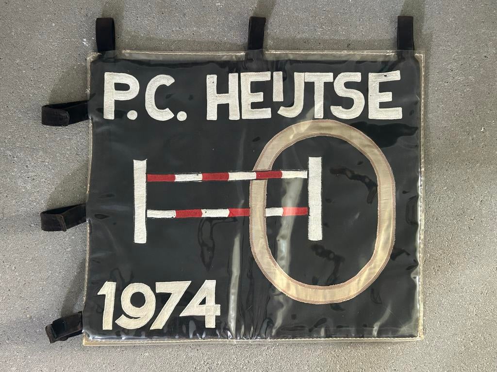 Oud vaandel pony/paarden club Heijtse/Heythuysen, 1974, Verzenden, Zo goed als nieuw