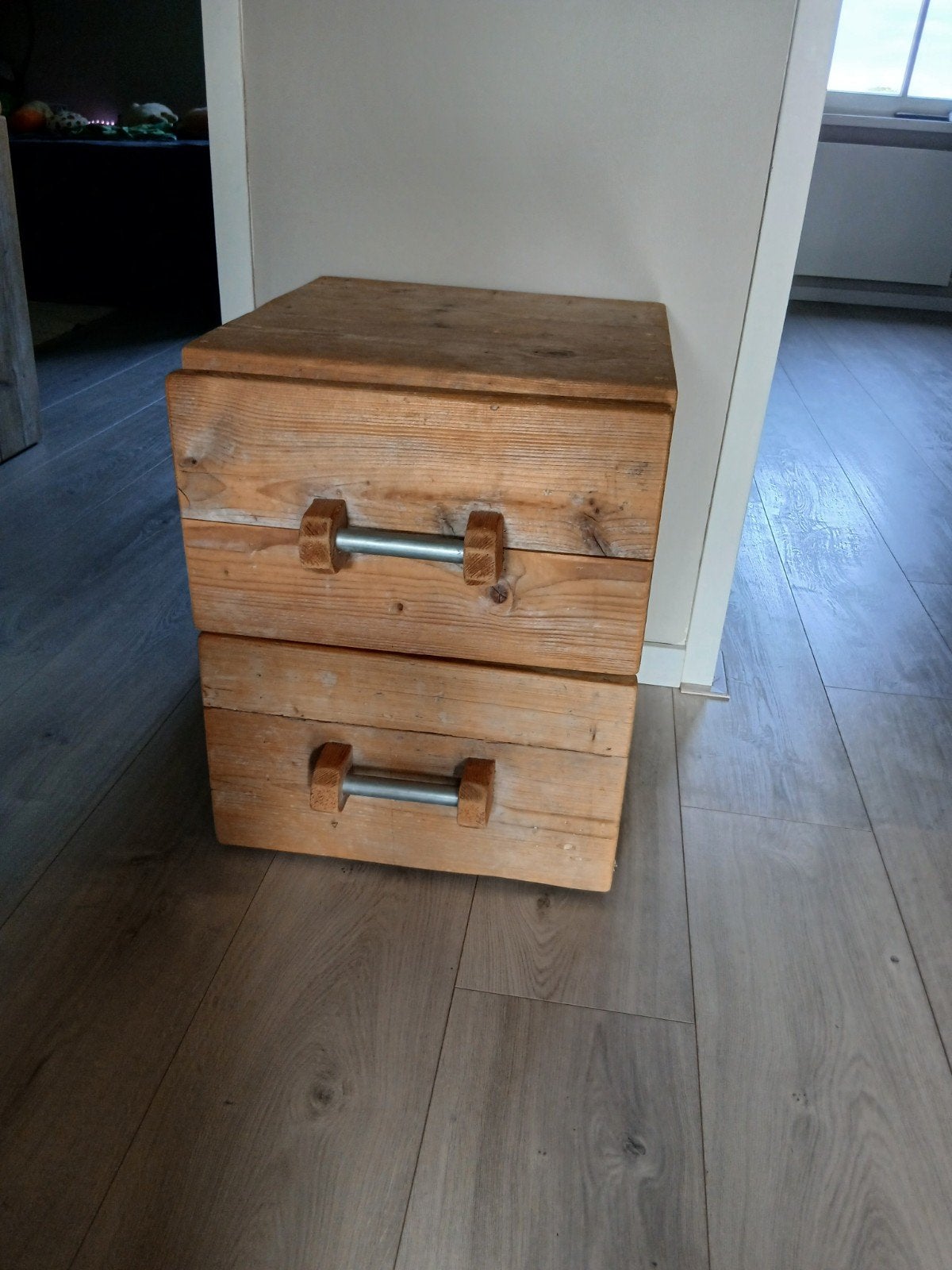 Steigerhouten nachtkastje met 2 lades, Huis en Inrichting, Slaapkamer | Nachtkastjes, Gebruikt, Minder dan 45 cm, Ophalen of Verzenden