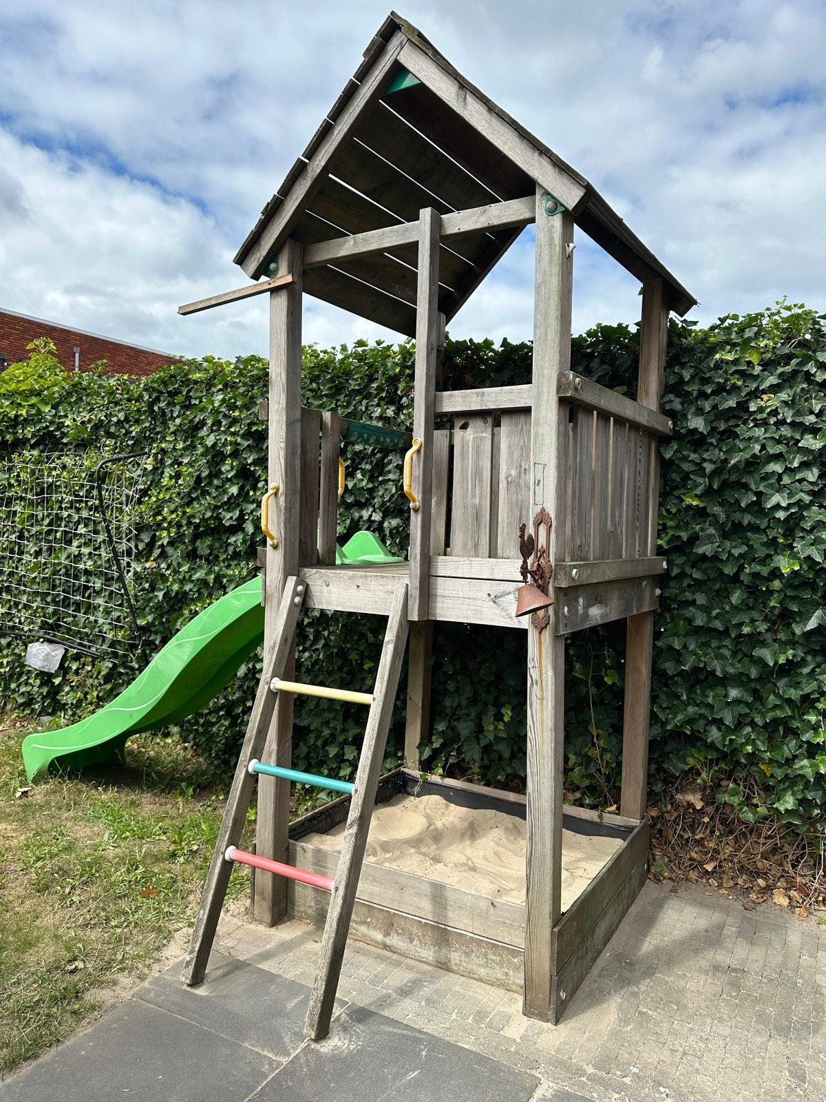 Houten speelhuisje Jungle gym met glijbaan en zandbak, Ophalen, Gebruikt, Glijbaan