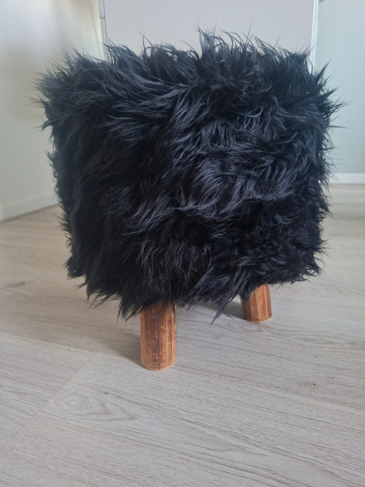 Zwart harig krukje met houten pootjes, Ophalen, Minder dan 50 cm, Gebruikt, Modern, Speels