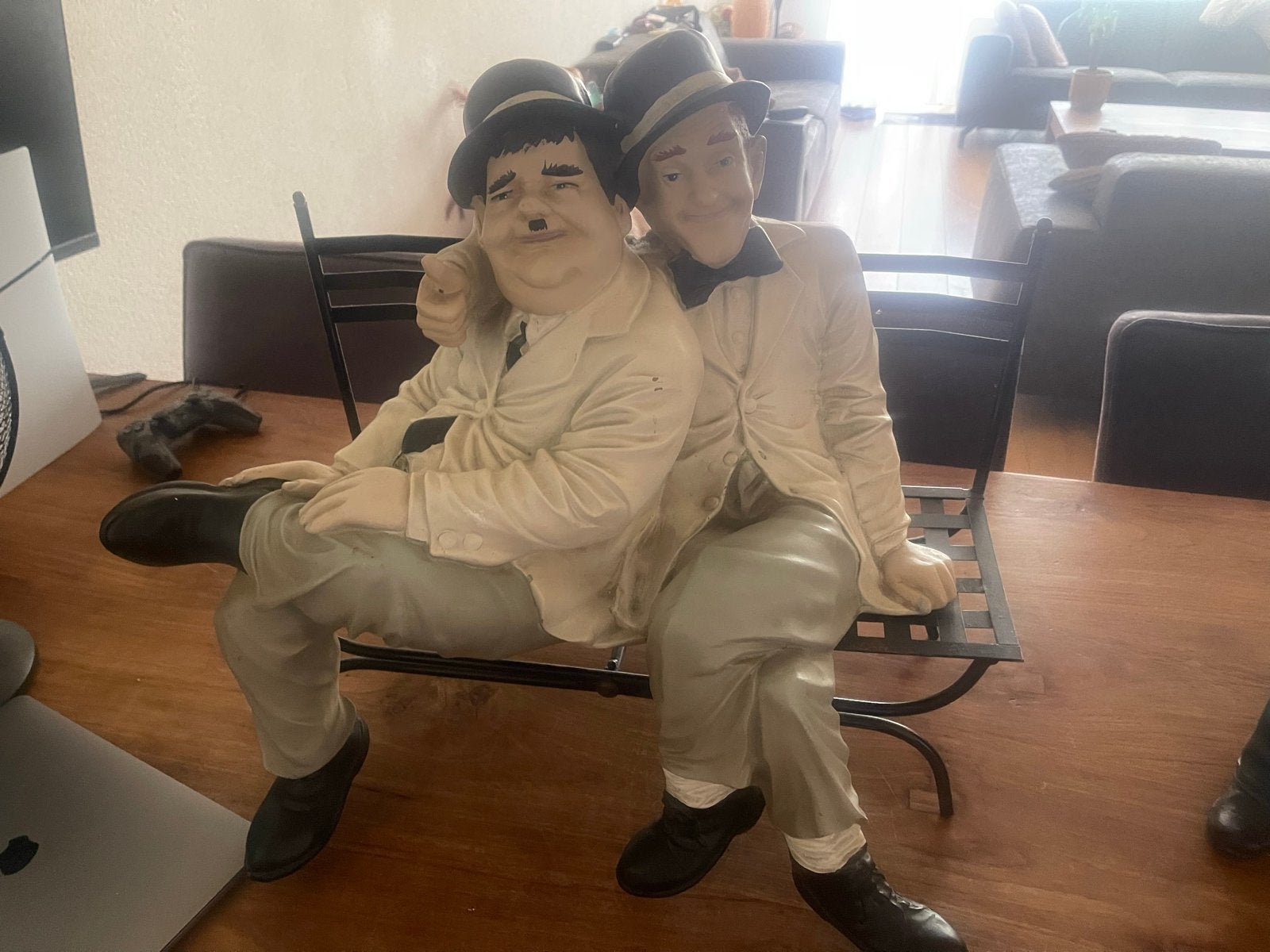 Beeldje Laurel & Hardy op bankje, Verzenden, Gebruikt
