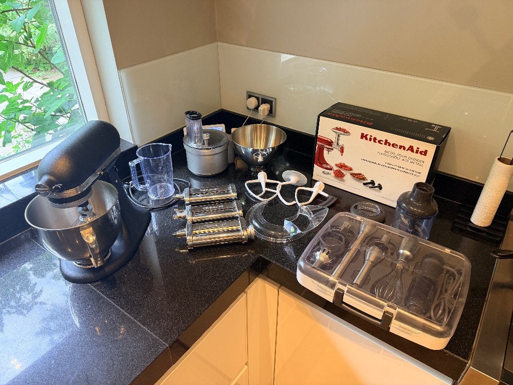 KitchenAid Artisan + accessoires | Foodproc. | Vleesmolen, 4 liter of meer, Ophalen, Zo goed als nieuw, 3 snelheden of meer
