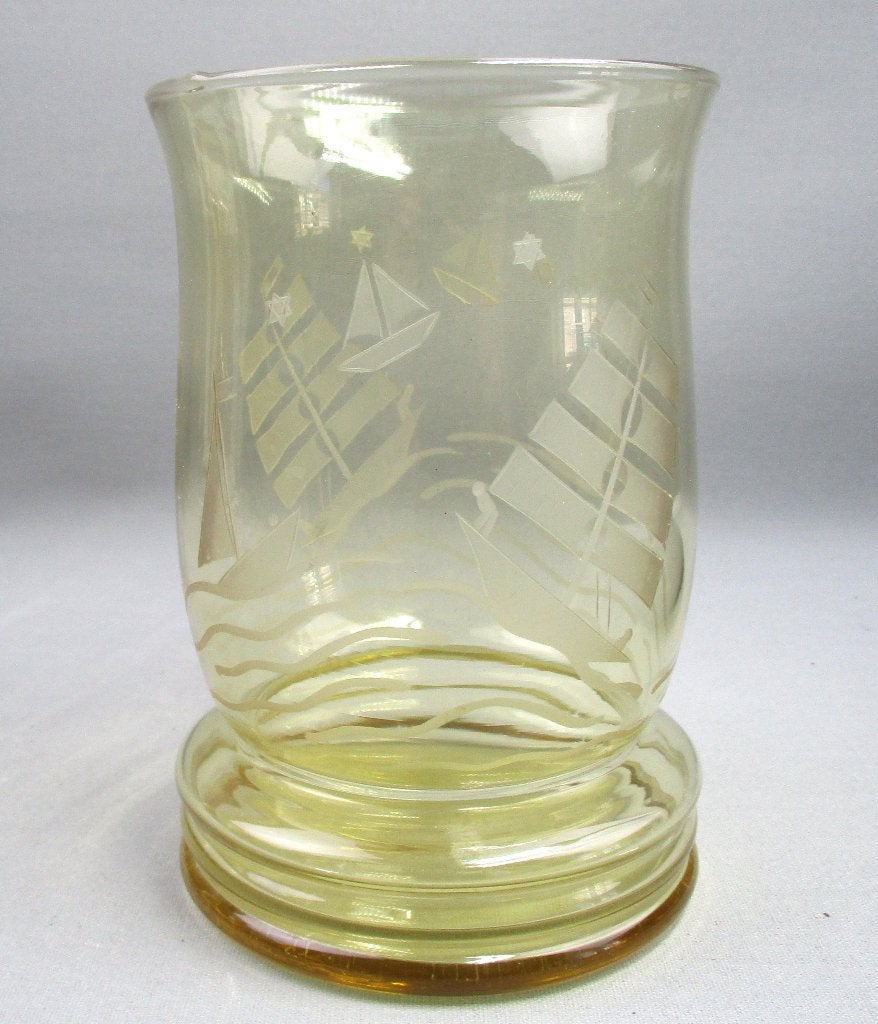 Gele Art Deco vaas met gravering van boten, Ophalen of Verzenden