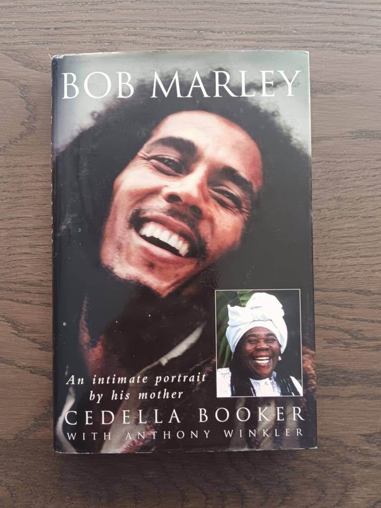 Bob Marley - Boek geschreven door zijn moeder -, Boeken, Ophalen of Verzenden, Zo goed als nieuw, Cedella Booker, Film, Tv en Media