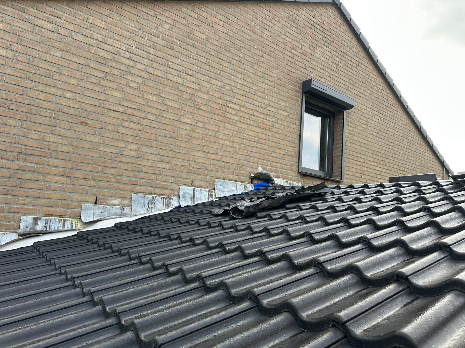 Beton pannen zwart 270 stuks circa  pannen haken in overleg, Ophalen, Zo goed als nieuw