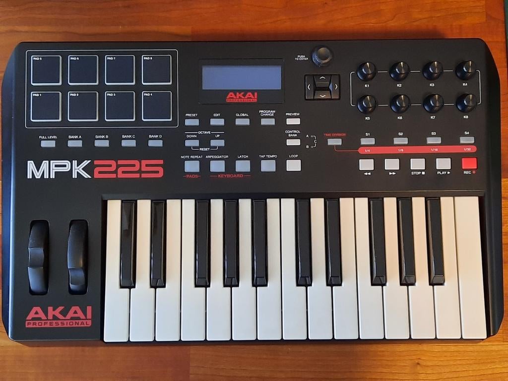 AKAI MPK225 MIDI Keyboard Controller - Nieuwstaat, Muziek en Instrumenten, Keyboards, Overige merken, Zo goed als nieuw, Midi-aansluiting