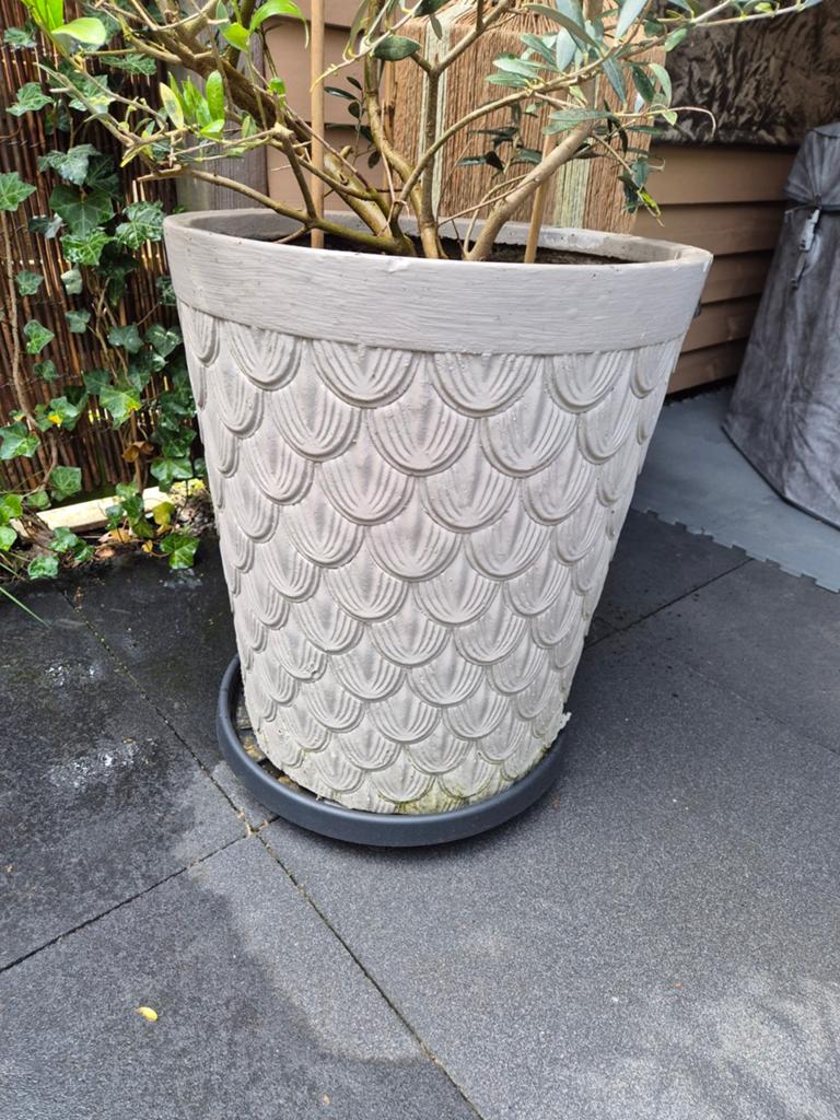 3 Grote grijze stenen plantenpotten / bloembakken, Tuin en Terras, Bloembakken en Plantenbakken, Ophalen, Rond, Steen, Balkon