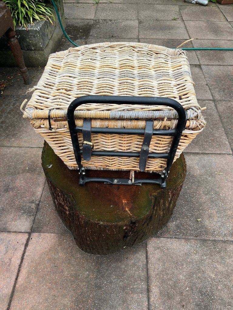 Stevig fietsrek met mand, Ophalen, Gebruikt