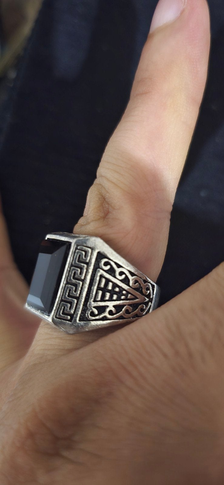 Zilveren herenring met zwarte steen en Griekse motieven, Sieraden, Tassen en Uiterlijk, 18 tot 19, Heer, Ophalen of Verzenden