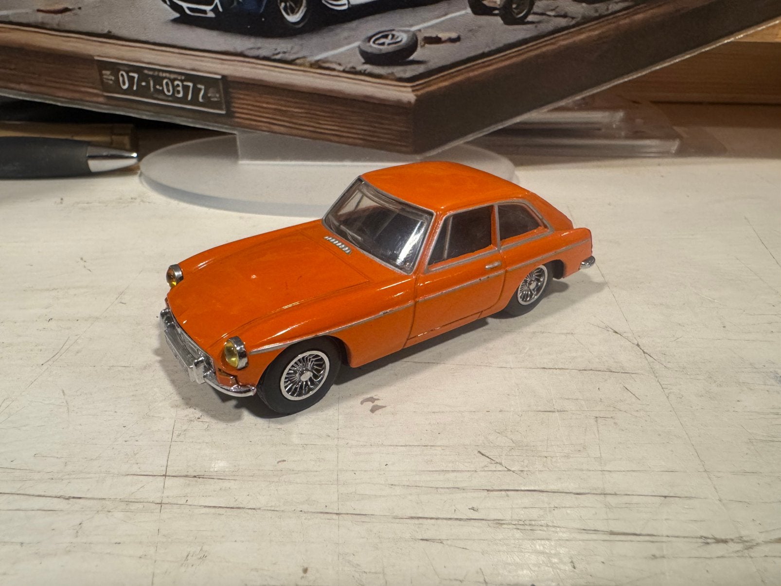 1:43 MG/B Gt Dinky Collection Oranje, Hobby en Vrije tijd, Ophalen of Verzenden, Gebruikt, Auto, Dinky Toys