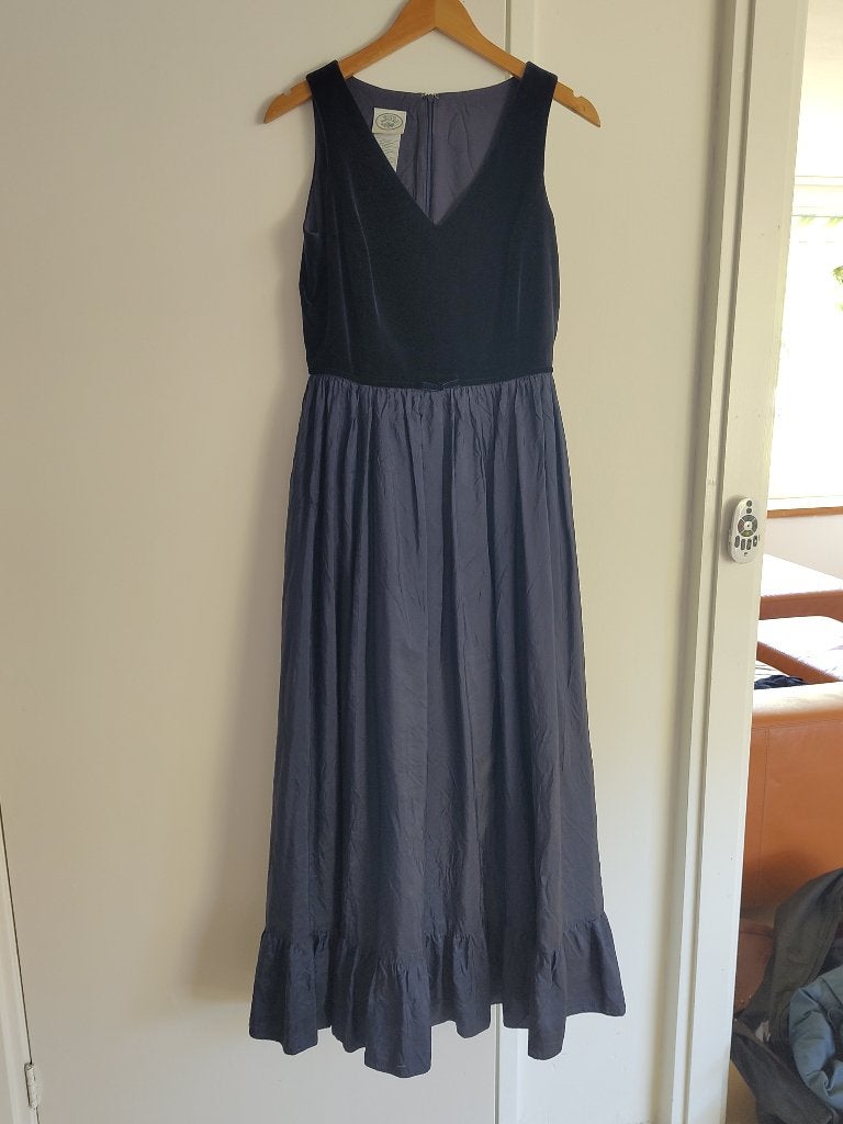 Lange jurk, Laura Ashley, donkerblauw, zijde, fluweel, Maat 38/40 (M), Blauw, Ophalen of Verzenden, Zo goed als nieuw