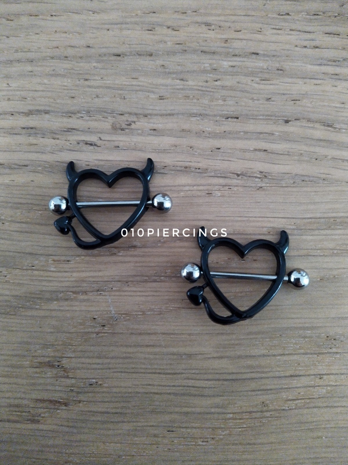 Nieuwe tepelpiercing. Duivelhartje. Zwart., Ophalen of Verzenden, Zo goed als nieuw, Staal, Oor- of Traguspiercing