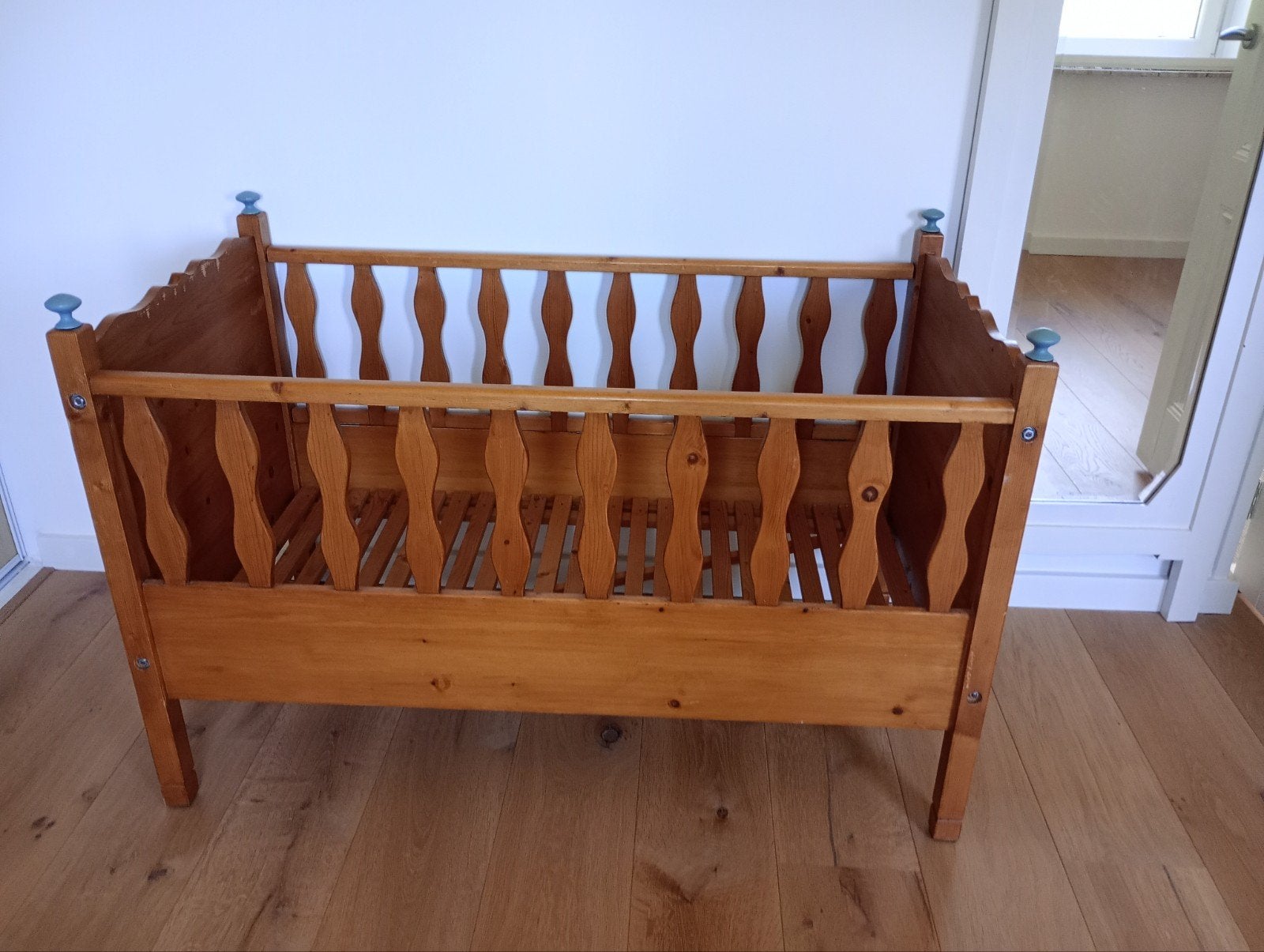 Houten bedje. Matras 60x120 cm, Kinderen en Baby's, Babywiegjes en Ledikanten, Ophalen
