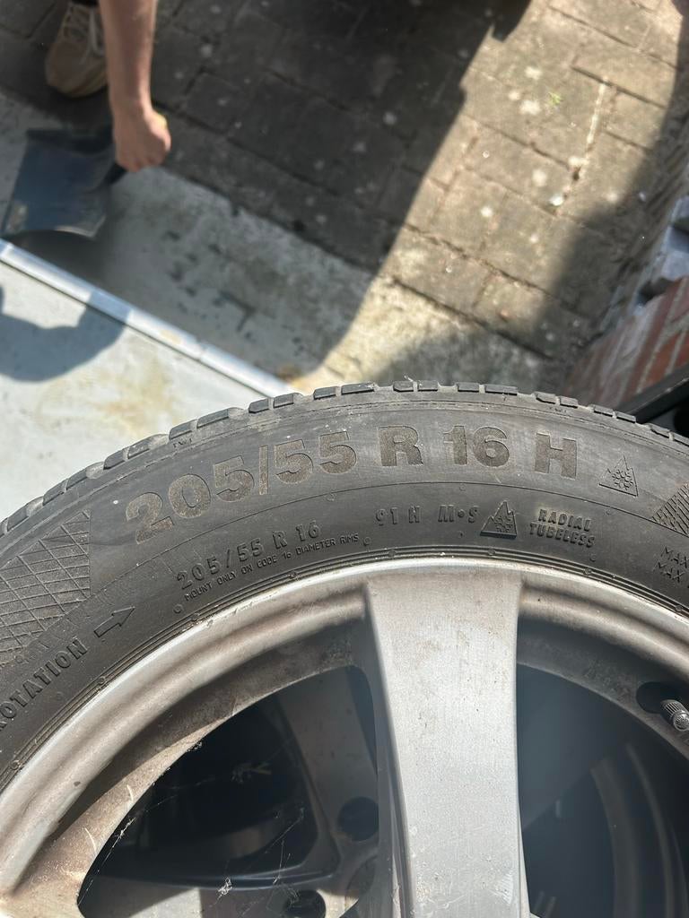 Set van 4 winterbanden met velgen - 205/55 R16, Auto diversen, Autosport-onderdelen, Ophalen of Verzenden, Zo goed als nieuw