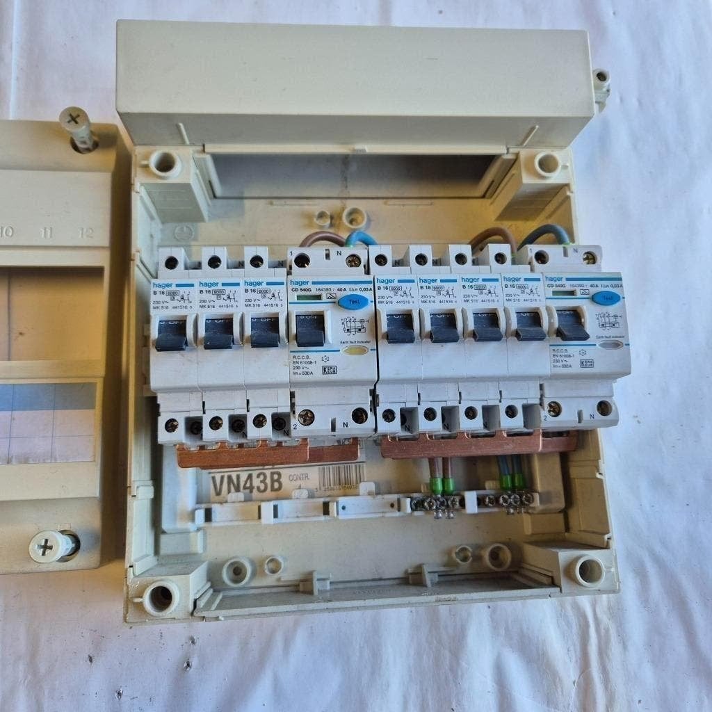 HAGER groepenkast met 2x aardlek +7x B16 installatieautomaat, Ophalen of Verzenden, Gebruikt