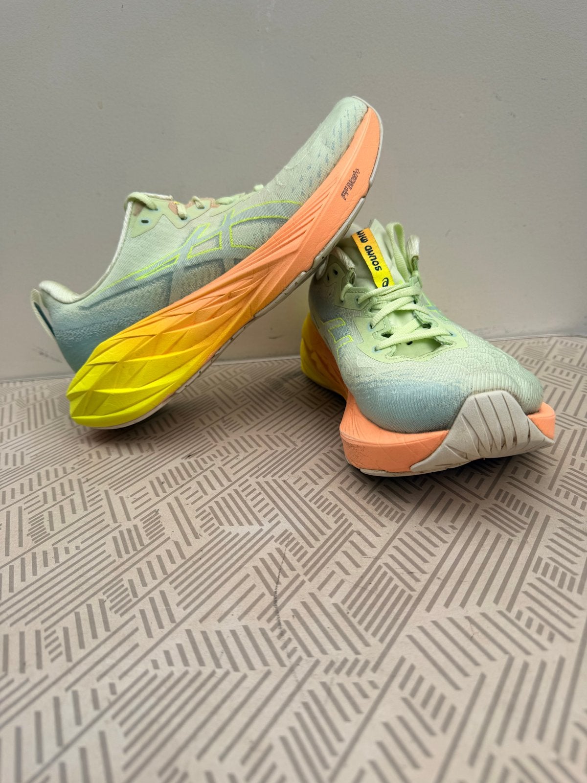 Asics Novablast 4 Paris hardloopschoenen - Maat 42,5, Hardloopschoenen, Ophalen of Verzenden, Zo goed als nieuw, Hardlopen