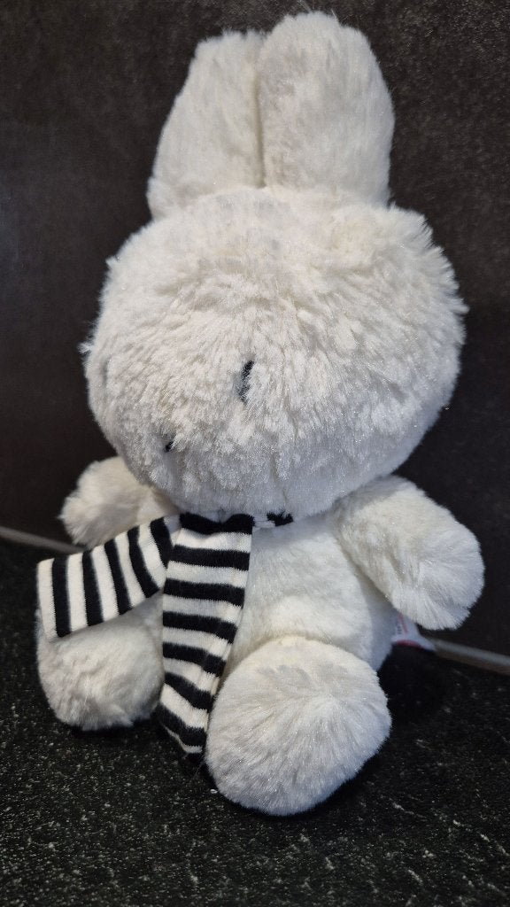 Nijntje knuffel met sjaal. Dutch Design Bontoys, 23cm. 6B14, Kinderen en Baby's, Speelgoed | Knuffels en Pluche, Tweedehands verkoop