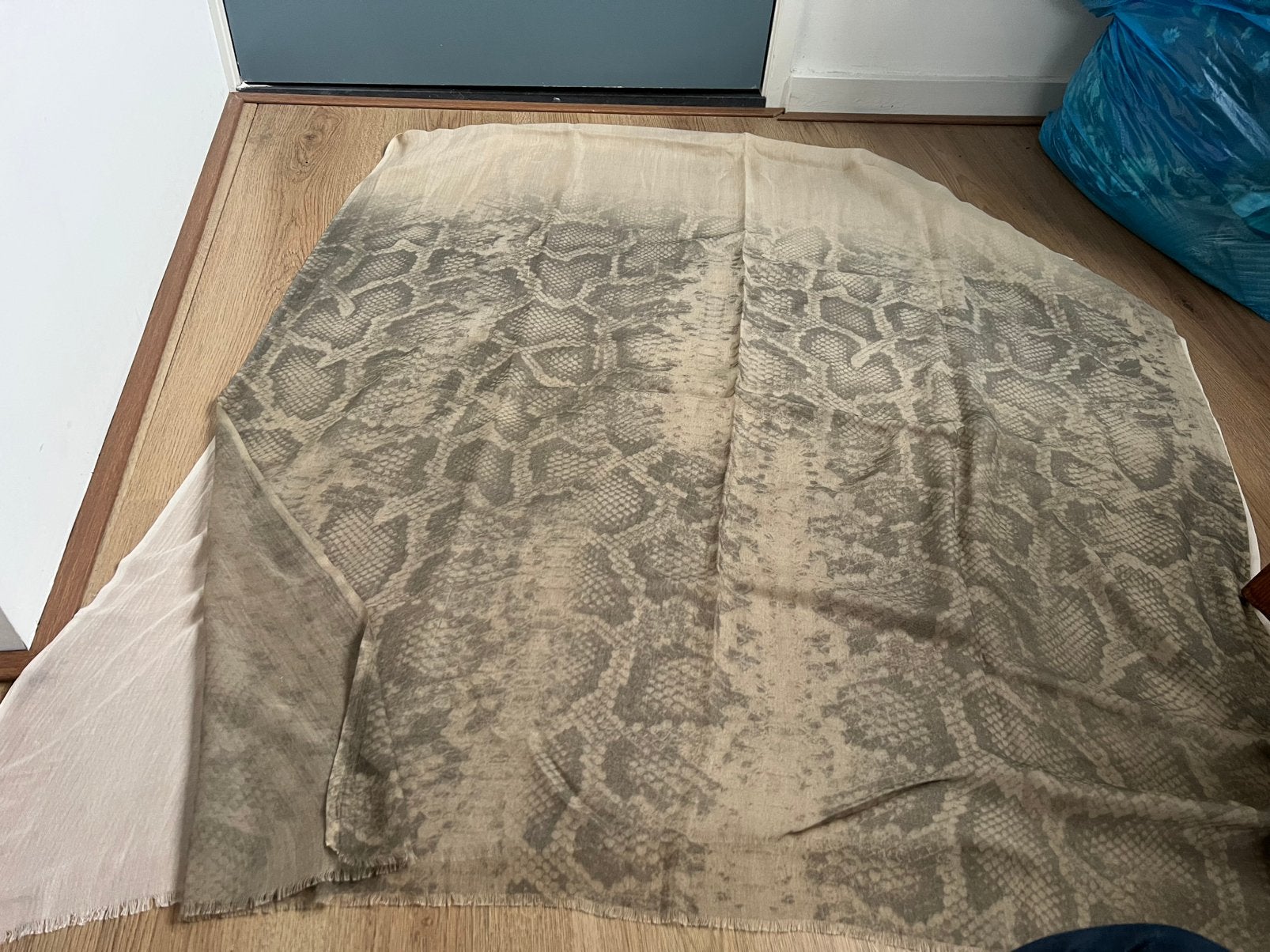 Stroke by berry tieleng beige slangenprint dunne grote sjaal, Maat 46/48 (XL) of groter, Ophalen of Verzenden, Zo goed als nieuw