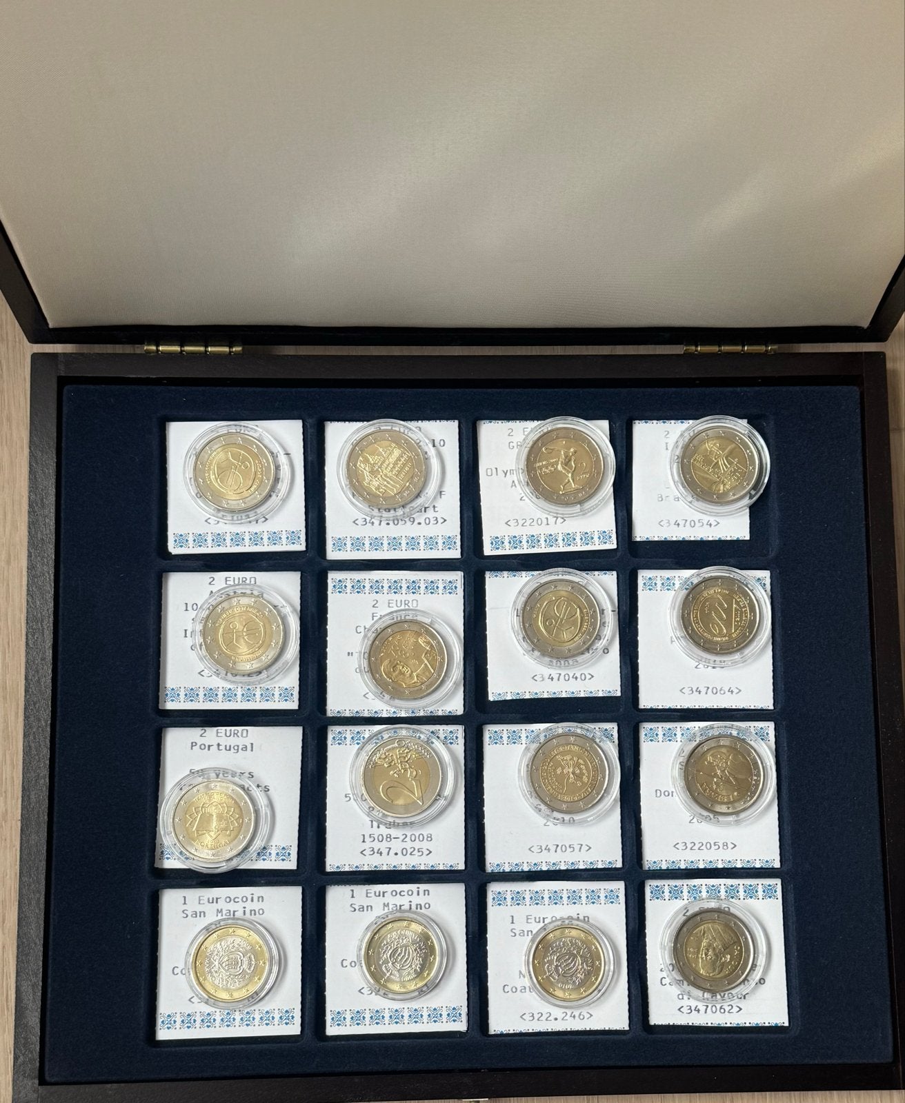 Verzameling van 2 Euro en 1 Euro munten in cassette, Postzegels en Munten, Munten | Europa | Euromunten, Ophalen of Verzenden