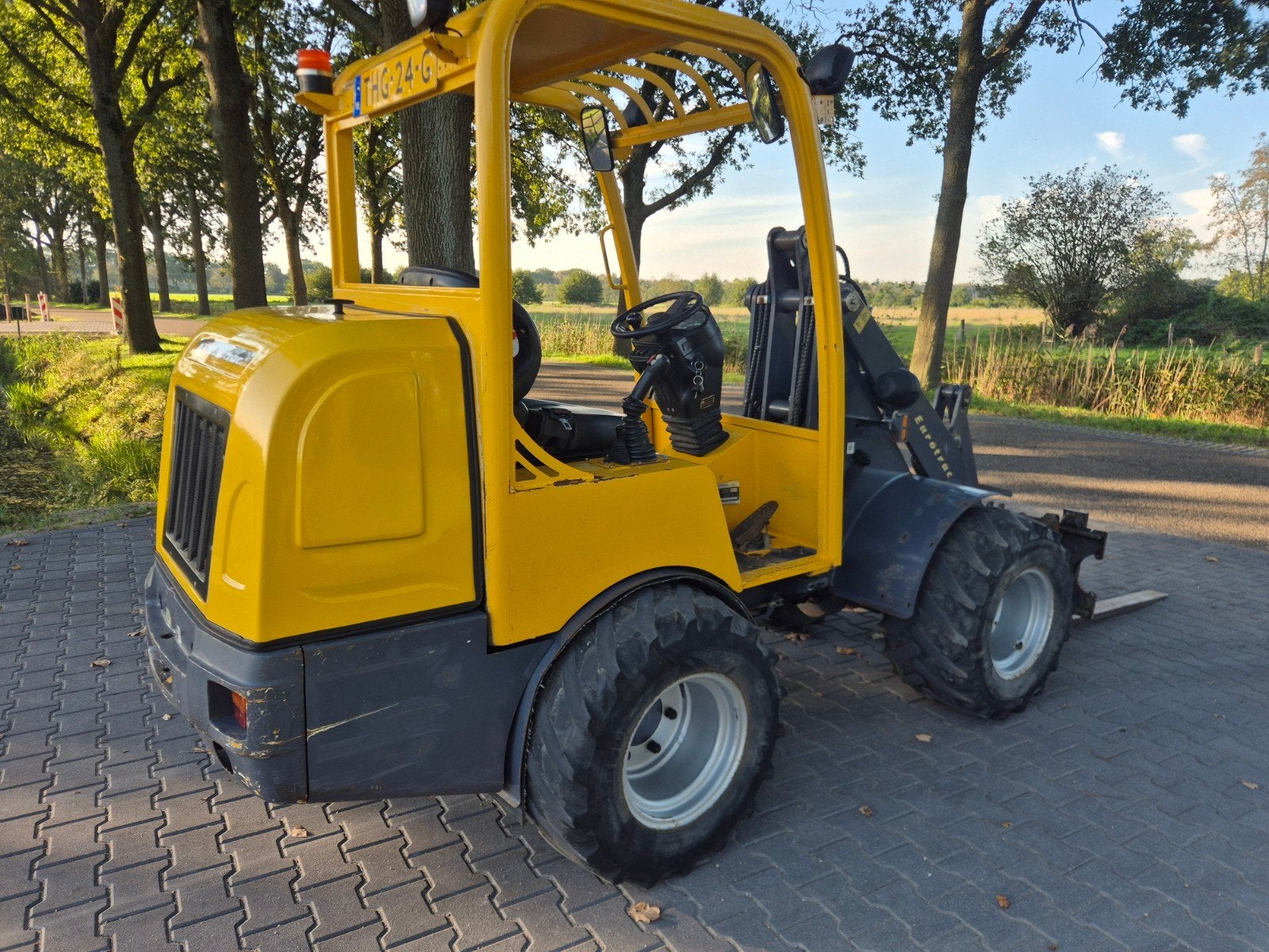 Eurotrac w12, Ophalen, Wiellader of Shovel