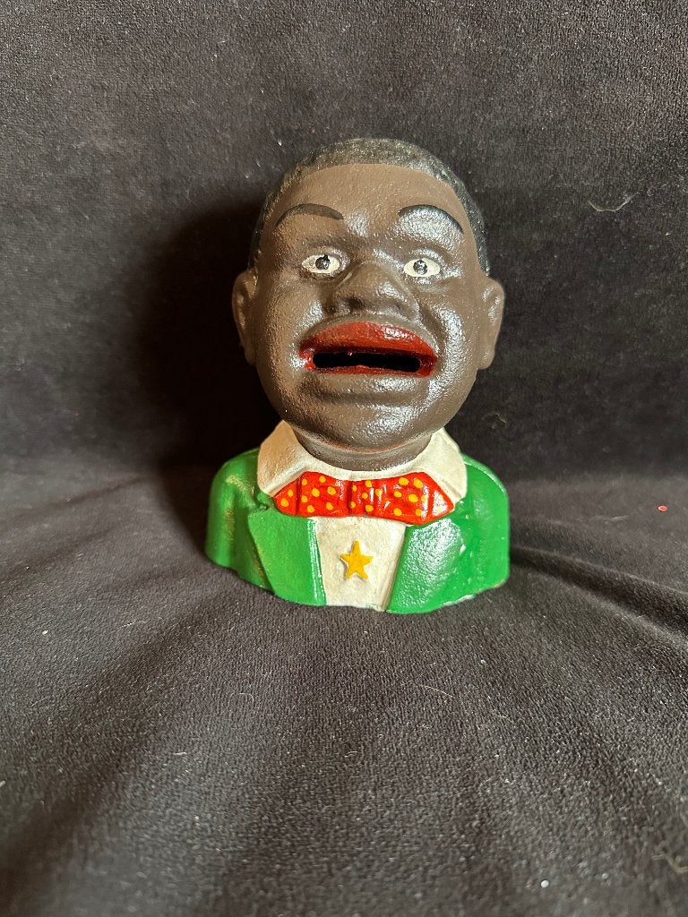 Gietijzeren spaarpot jongen met groen jasje., Verzamelen, Ophalen of Verzenden, Zo goed als nieuw, Steen, Aardewerk of Keramiek