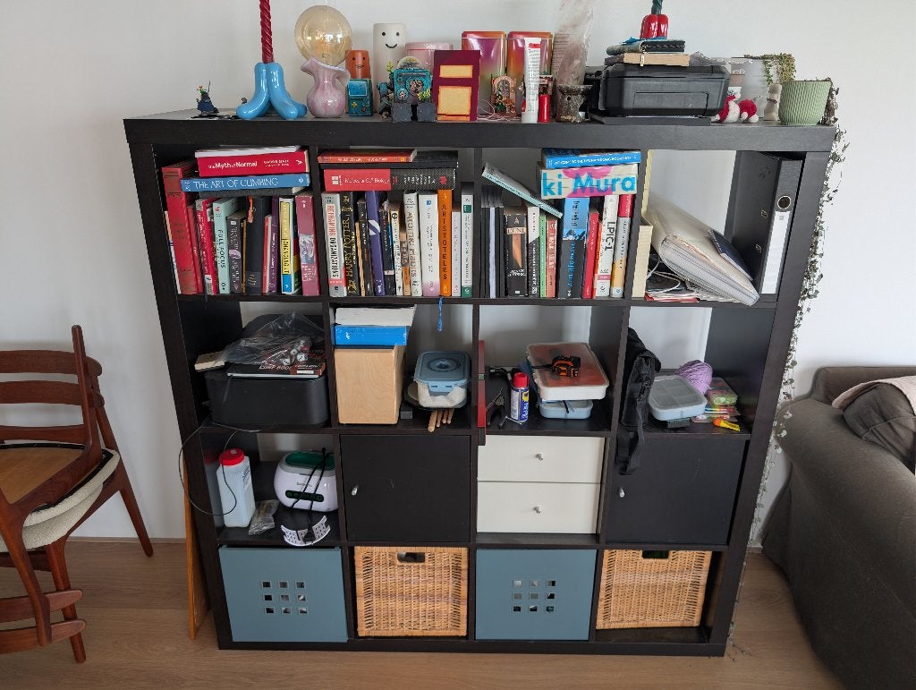 Gratis Kallax met 2 manden, 2 bakken en 1 ladeblok, Huis en Inrichting, Kasten | Boekenkasten, Ophalen, Gebruikt, Met deur(en)