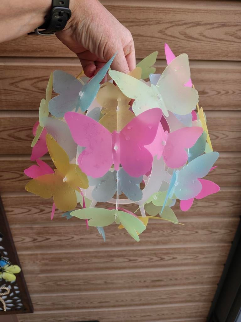 Vrolijke kunststof vlinder hanglamp - zo goed als nieuw, Ophalen, Kunststof, Vrolijk, Speels, Kinderkamer, Zo goed als nieuw