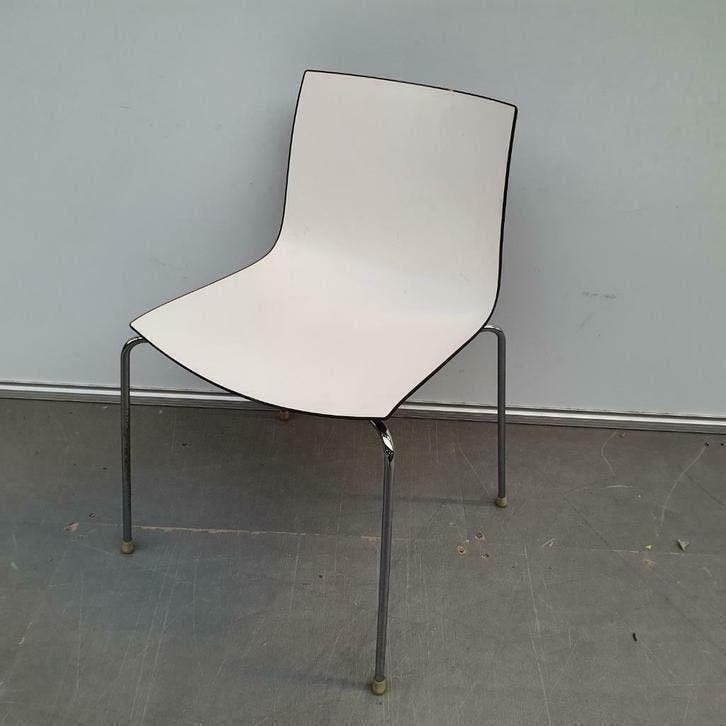 Arper Catifa 46 design stoel kantoorstoel wit/zwart, Huis en Inrichting, Ophalen, Kunststof, Gebruikt, Twee