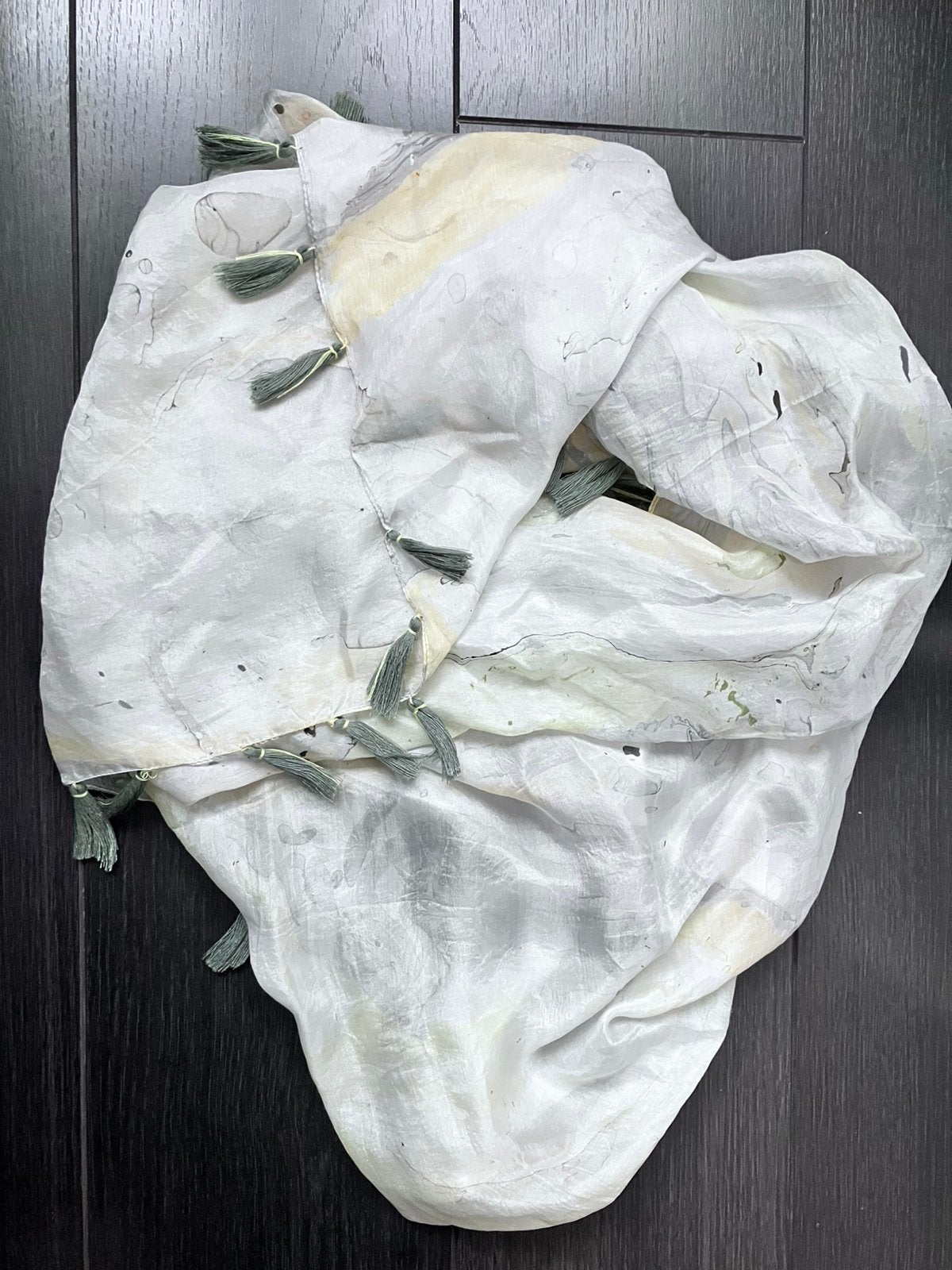 Zijden sjaaltje grijs geel gevlamd met flosjes - nieuw, Kleding | Dames, Mutsen, Sjaals en Handschoenen, Ophalen of Verzenden