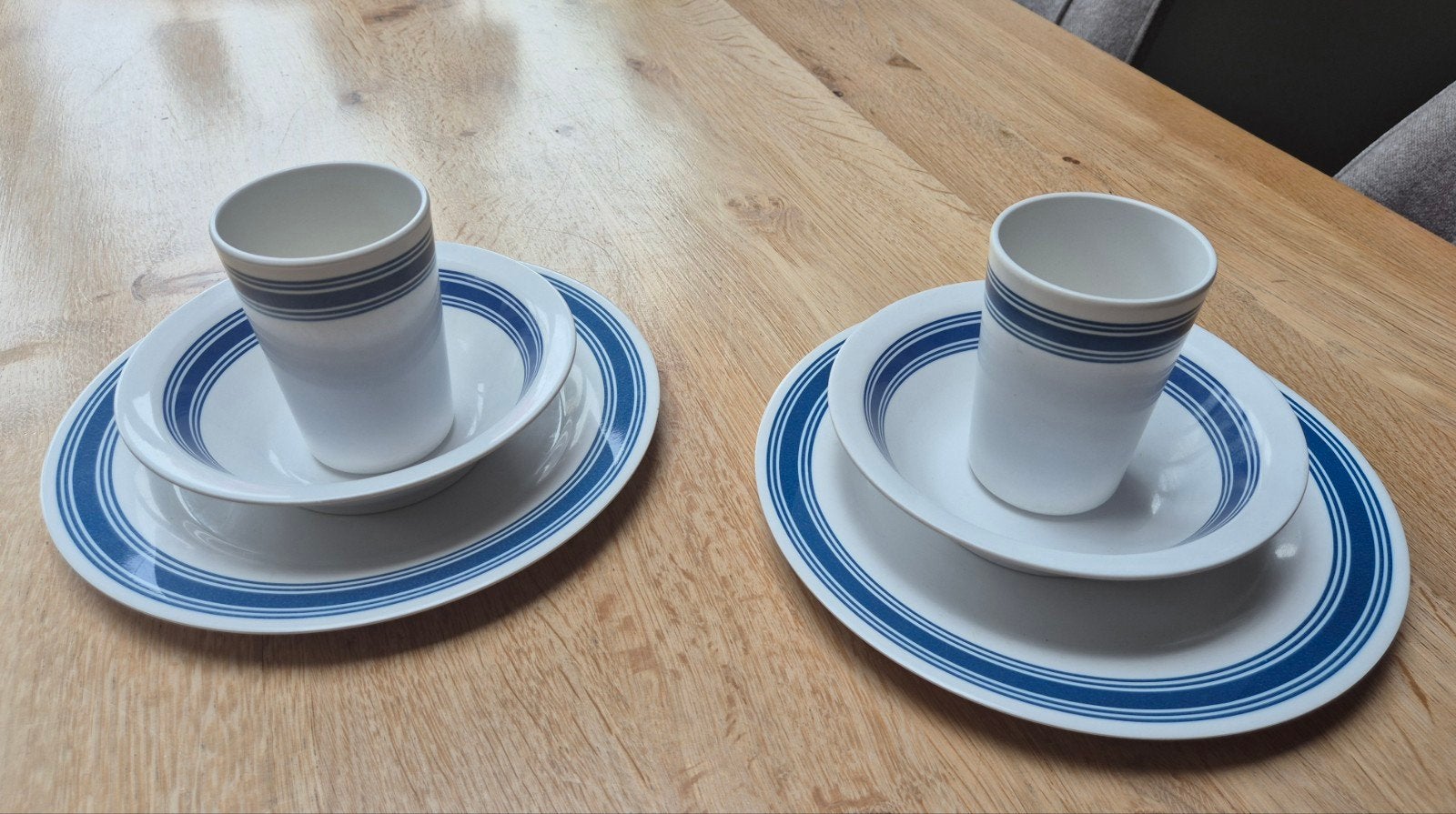 Servies set: 2 borden, 2 kommen, 2 bekers - wit/blauw, Ophalen of Verzenden, Gebruikt