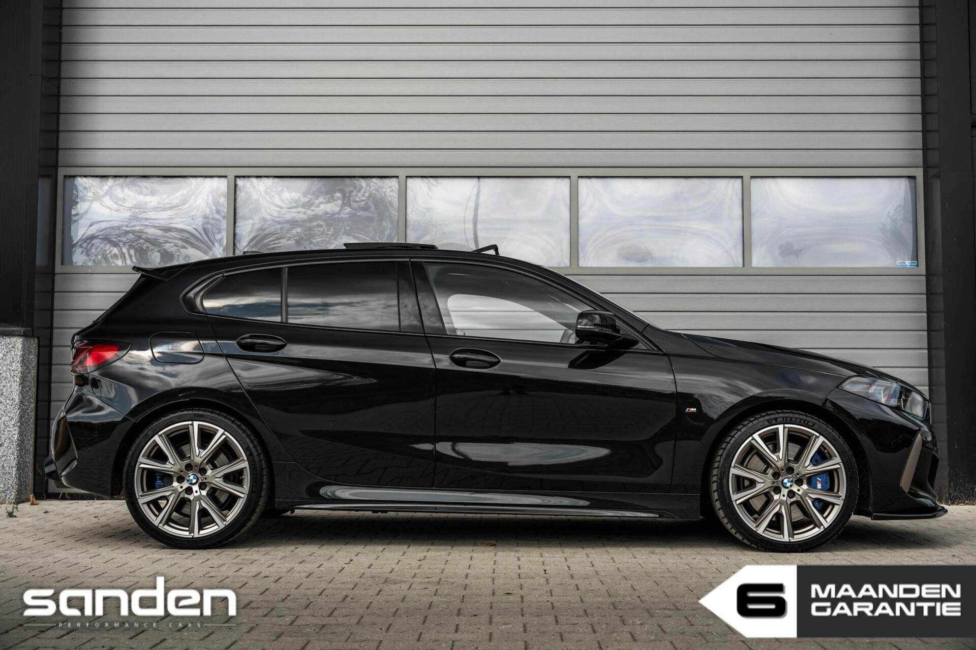 BMW 1-serie M135i xDrive M Sport|Pano|H/K|Sportstoel|HUD|LED, Auto's, 1998 cc, 4 cilinders, Zwart, Bedrijf