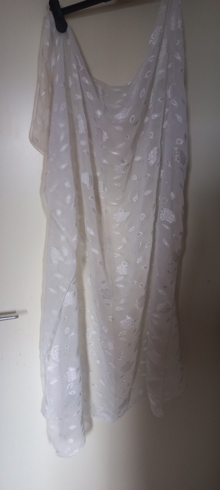 ​ Elegante Witte Omslagdoek met Glanzend Rozenpatr, Kleding | Dames, Verzenden, Zo goed als nieuw, Sjaal