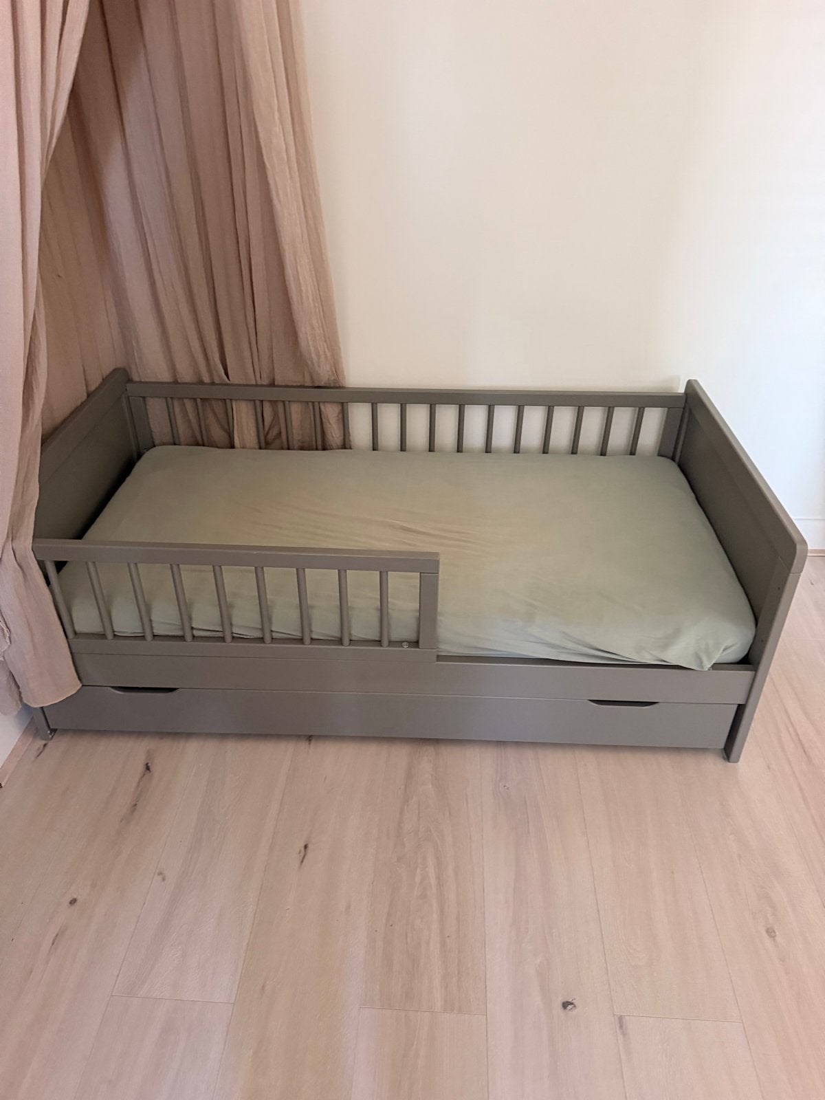 Petit Amelie peuterbed Plume 140x70 grijs met lade en matras, Kinderen en Baby's, Kinderkamer | Bedden, Ophalen, Gebruikt, 70 tot 85 cm