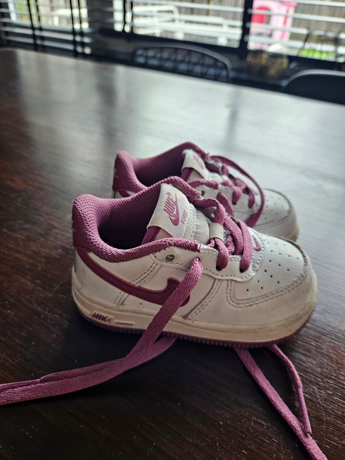 Nike Force 1 baby sneakers - wit met paars maat 21, Gebruikt, Meisje, Schoenen, Ophalen of Verzenden