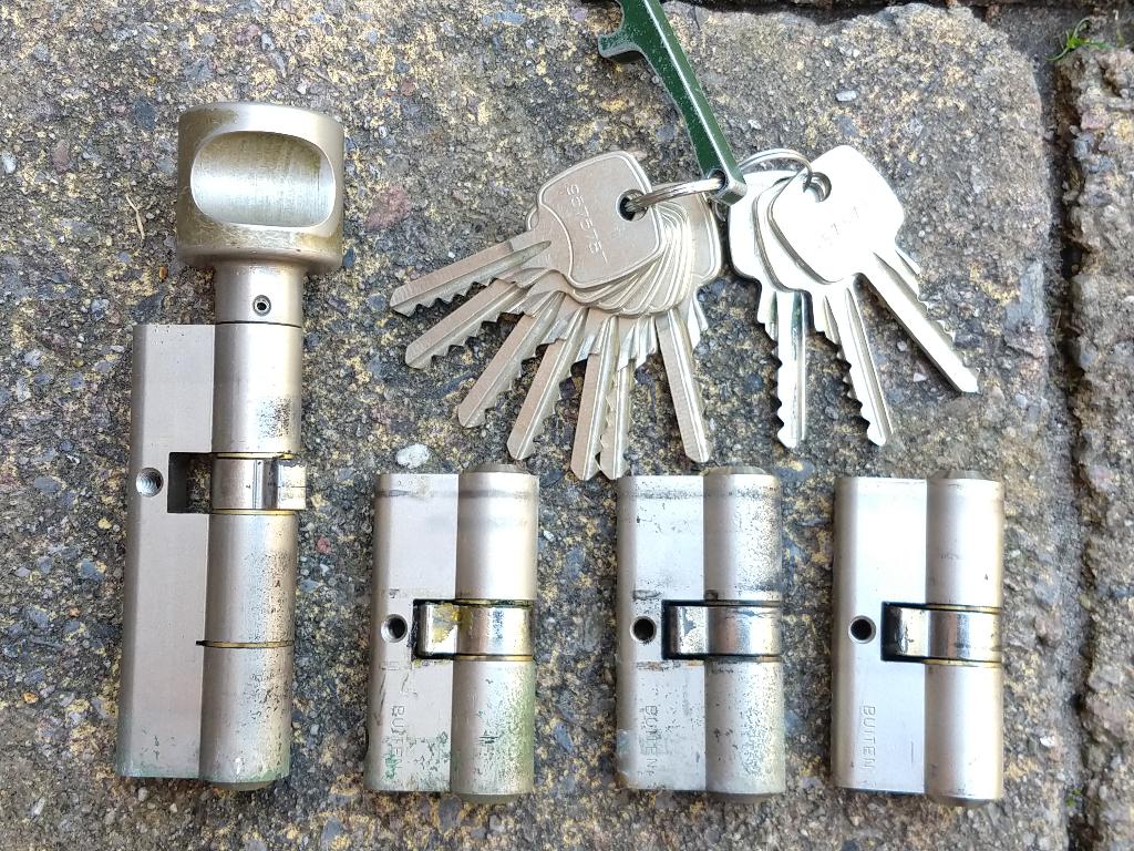 3 Buitendeurslotcilinders 30/30 en 1 cilinder met knop 30/55, Ophalen of Verzenden, Gebruikt, Koper of Messing, Slot