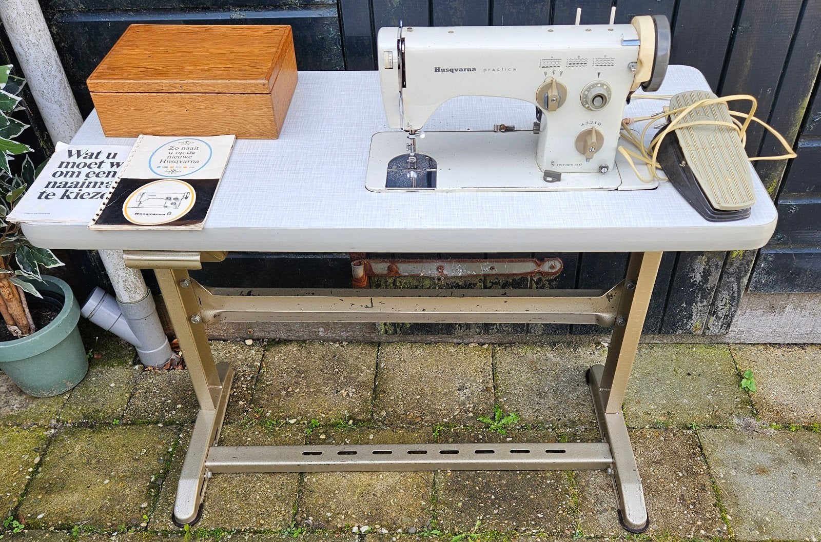 Naaimachine met tafel, Hobby en Vrije tijd, Ophalen of Verzenden, Gebruikt, Naaimachine, Husqvarna
