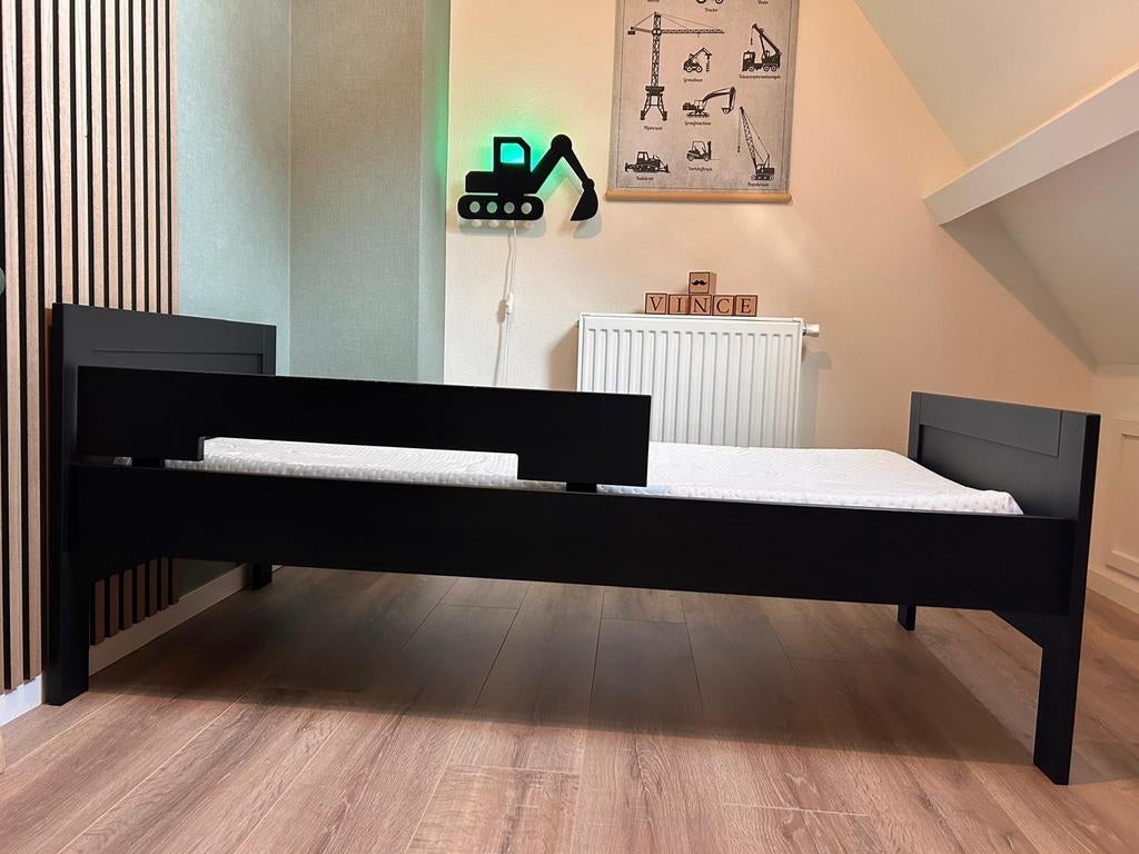 Zwart kinderbed met uitvalbeveiliging - 90x200 cm, Ophalen, Gebruikt, 90 cm, Eenpersoons