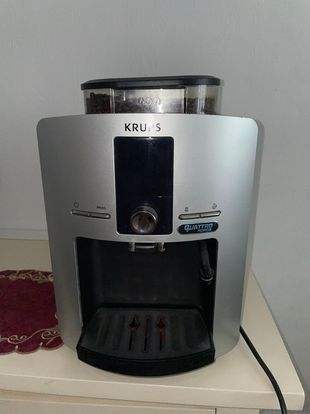 Krups Quattro Force Koffiemachine - Zilver, Afneembaar waterreservoir, Gebruikt, Koffiemachine, 4 tot 10 kopjes