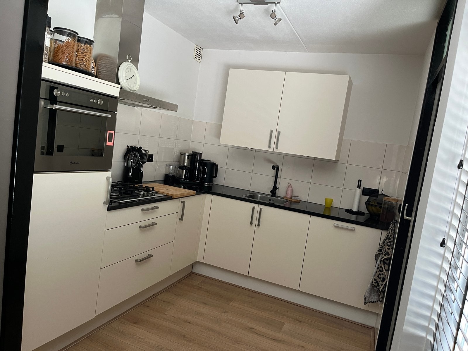 Keuken met oven, kookplaat en koelkast (zelf demonteren), Ophalen, Gebruikt, Wit, Hoekkeuken
