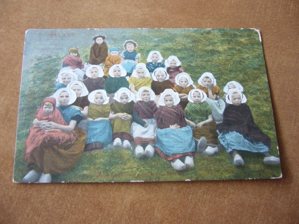 ZEELAND = VEEL KINDEREN IN KLEDERDRACHT BRIEFKAART 1908, Ophalen of Verzenden, Voor 1920, Gelopen, Zeeland