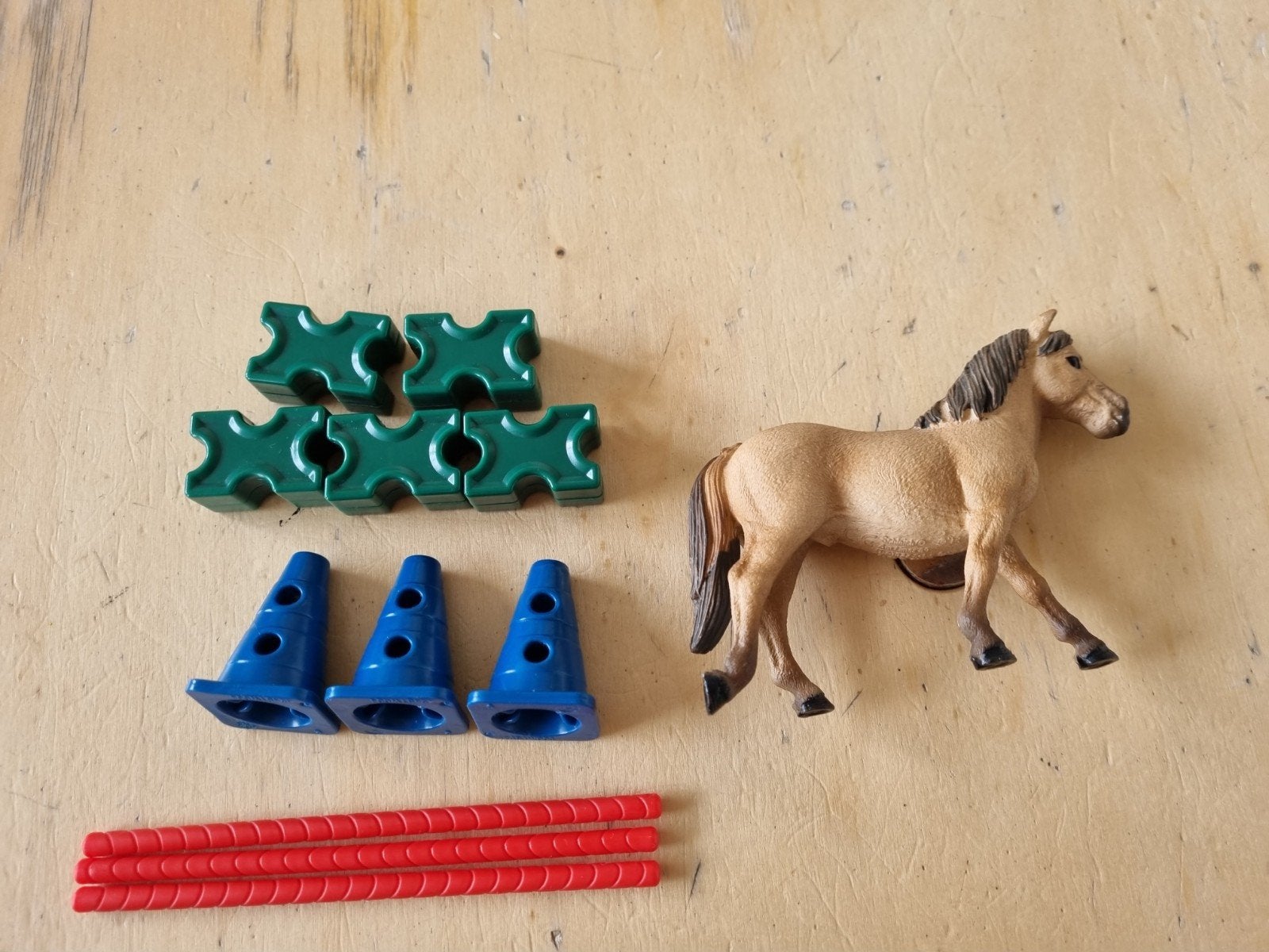 Schleich slalom set met paard en hindernissen, Ophalen of Verzenden, Zo goed als nieuw, Paard, Beeldje of Figuurtje